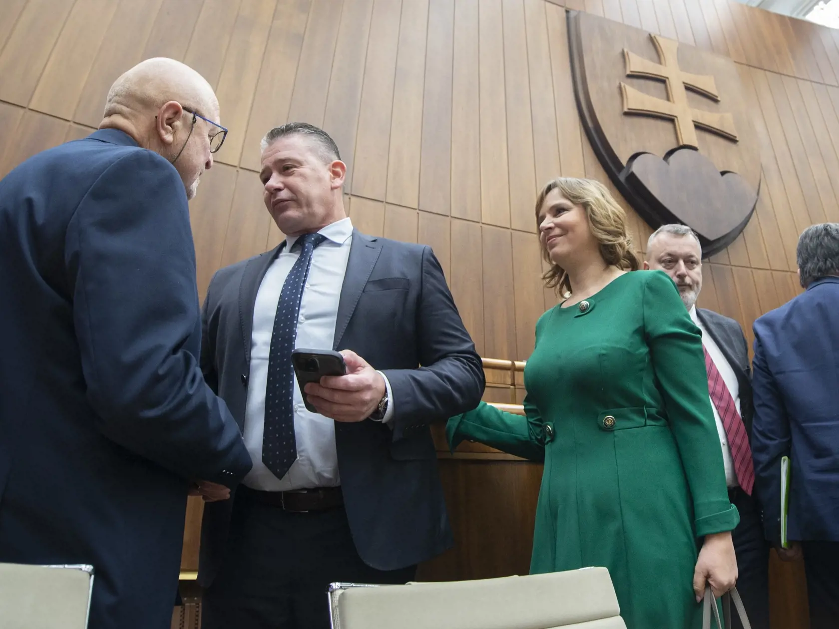 Na ministra vnútra Mikulca sa to tento týždeň valilo z každej strany! Vo štvrtok čelil už v poradí ôsmemu pokusu o odvolanie, ktorý síce ustál, no vydýchnuť si nemohol. Nasledujúci deň totiž vyšla správa, že Úrad pre verejné obstarávanie definitívne rozhodol o tom, že ministerstvo vnútra porušilo zákon, keď na jar zazmluvnilo firmu Dustream production bez riadnej súťaže.