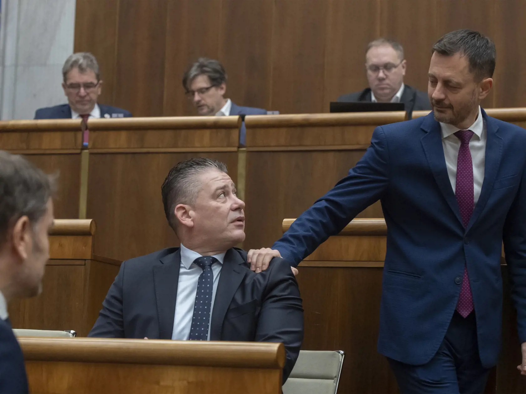Na snímke uprostred minister vnútra SR Roman Mikulec, vpravo premiér SR Eduard Heger a vľavo podpredseda vlády SR a minister financií SR Igor Matovič (všetci OĽANO) pred hlasovním o odvolaní ministra vnútra z funkcie, ktoré neschválili 1. decembra 2022 v Bratislave. FOTO TASR - Martin Baumann 