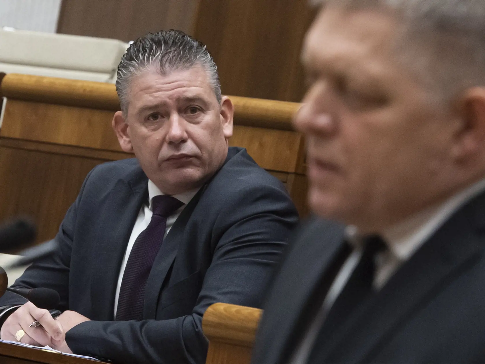 Poslanci otvorili schôdzu, na ktorej má R. Mikulec opäť čeliť odvolávaniu