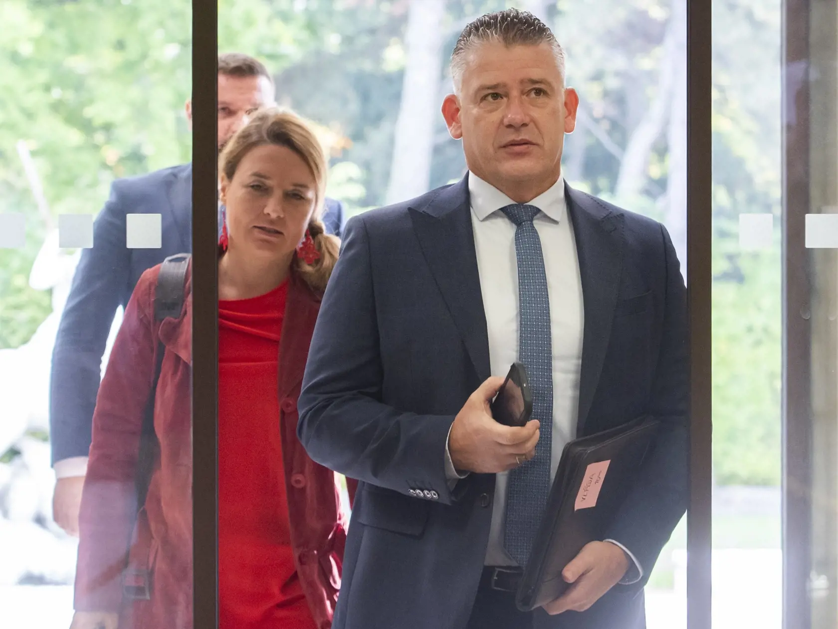 O reakciu k medializovanému prípade sme poprosili aj ministra vnútra SR Romana Mikulca. "Malosť toho a snahu o zviditeľnenie sa svedčí o tom človeku, ktorý prepis konverzácie do médií poskytol. Nastáva zároveň otázka: Za akým účelom? Údajné súkromné komunikácie nebudeme bližšie komentovať. Nebudeme poskytovať ďalší priestor na medializáciu osobe, ktorá ich do médií poskytla," odpísala nám hovorkyňa rezortu vnútra Zuzana Eliášová.