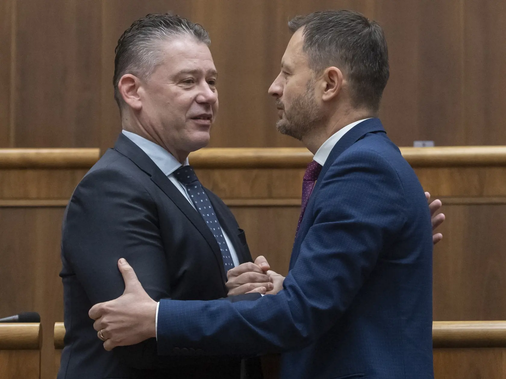 Na snímke vľavo minister vnútra SR Roman Mikulec a vpravo premiér SR Eduard Heger (obaja (OĽANO) po hlasovaní o odvolaní ministra vnútra z funkcie, ktoré neschválili 1. decembra 2022 v Bratislave. FOTO TASR - Martin Baumann 