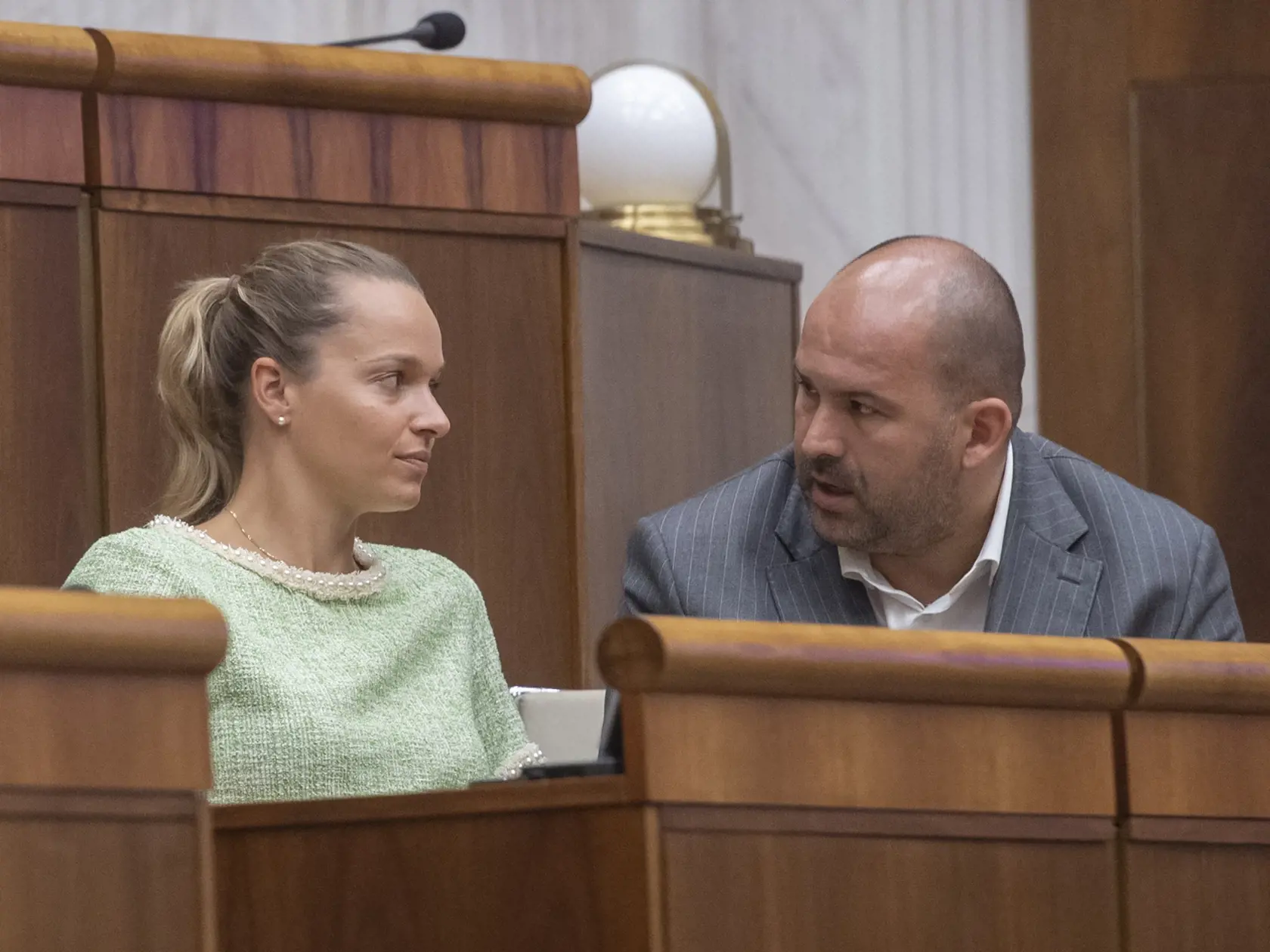 Na snímke vľavo nezaradená poslankyňa parlamentu SR Romana Tabak a vpravo poslanec Sme rodina Peter Pčolinský počas 67. schôdze Národnej rady SR 28. júna 2022 v Bratislave. FOTO TASR - Martin Baumann