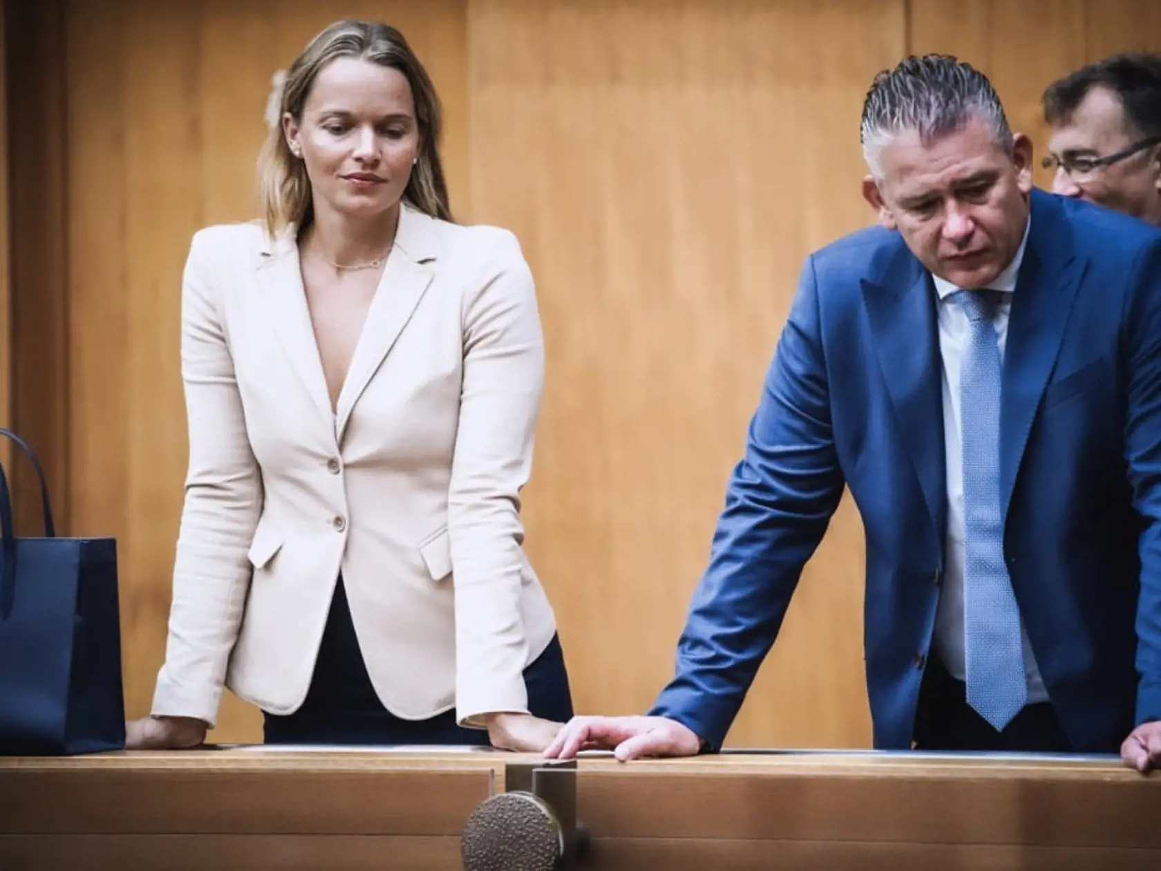 „A ty sa s kým bavíš? Sa preber," odpísal minister Mikulec poslankyni Tabák. „Ja nie som tvoj k*k*tko Boris," dodal s tým, že ju obvinil z úplatkárstva a že sa tvári ako Panenka Mária. „Nepíš mi, dvíha sa mi z teba žalúdok," dodal v esemeske minister.