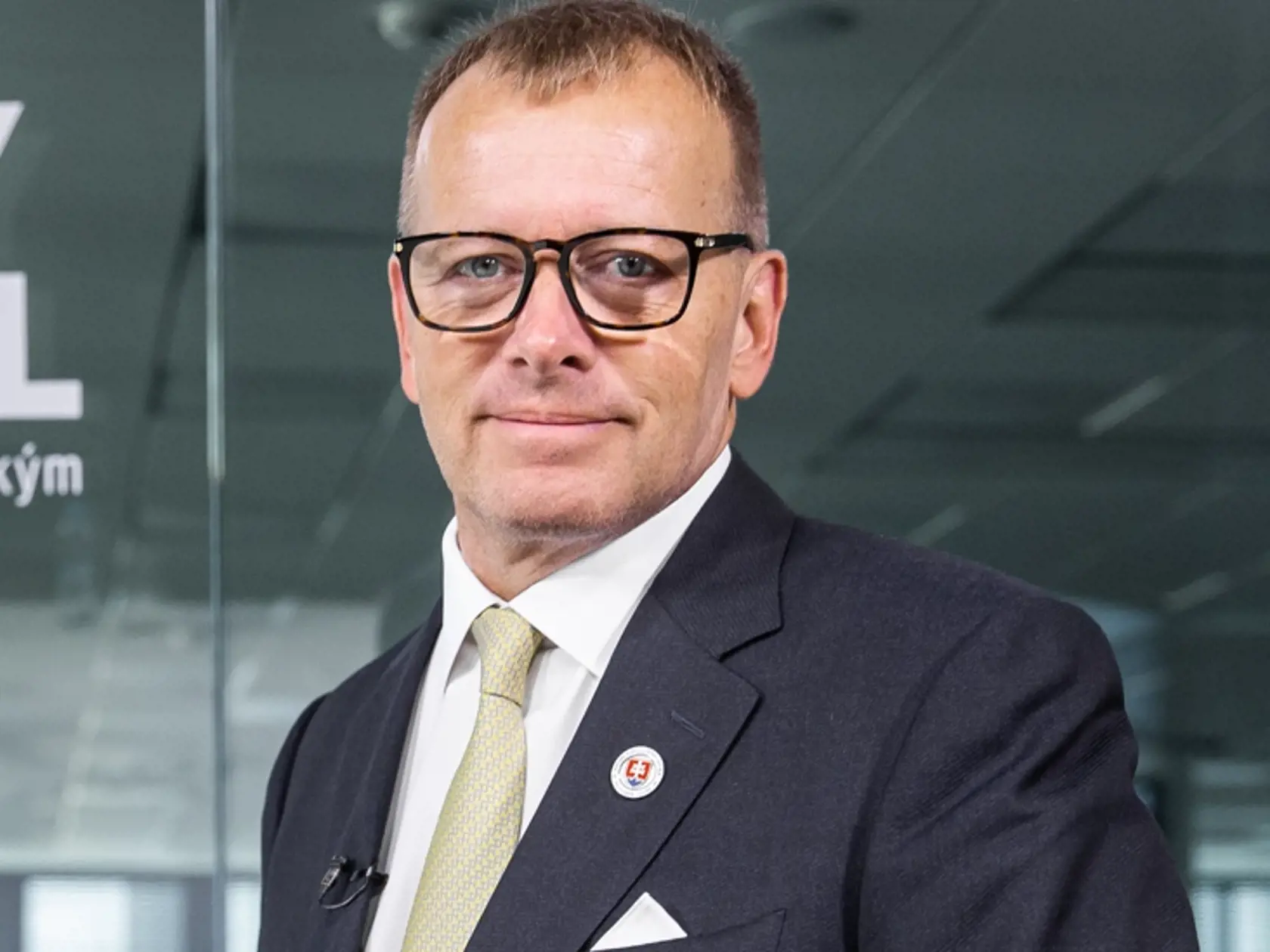 „A ty sa s kým bavíš? Sa preber," odpísal minister Mikulec poslankyni Tabák. „Ja nie som tvoj k*k*tko Boris," dodal s tým, že ju obvinil z úplatkárstva a že sa tvári ako Panenka Mária. „Nepíš mi, dvíha sa mi z teba žalúdok," dodal v esemeske minister.