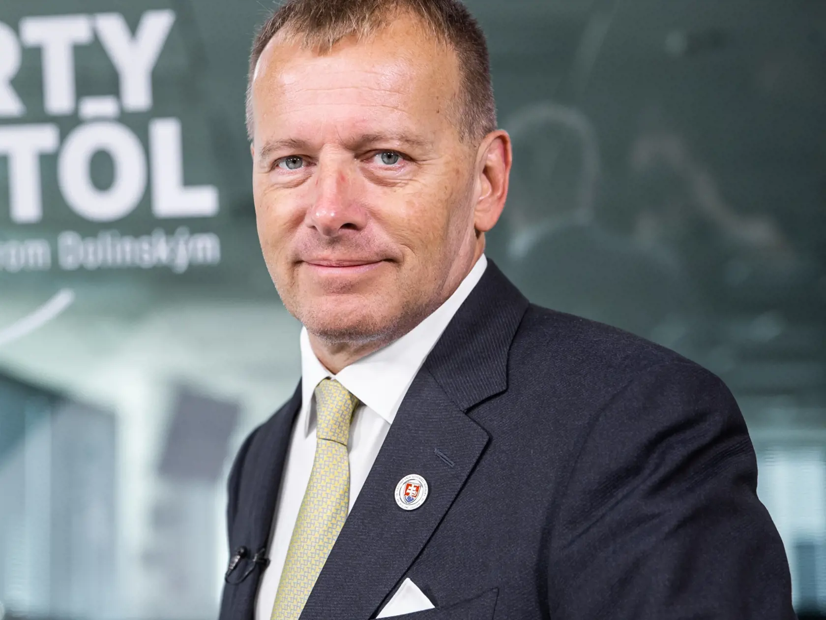 „A ty sa s kým bavíš? Sa preber," odpísal minister Mikulec poslankyni Tabák. „Ja nie som tvoj k*k*tko Boris," dodal s tým, že ju obvinil z úplatkárstva a že sa tvári ako Panenka Mária. „Nepíš mi, dvíha sa mi z teba žalúdok," dodal v esemeske minister.