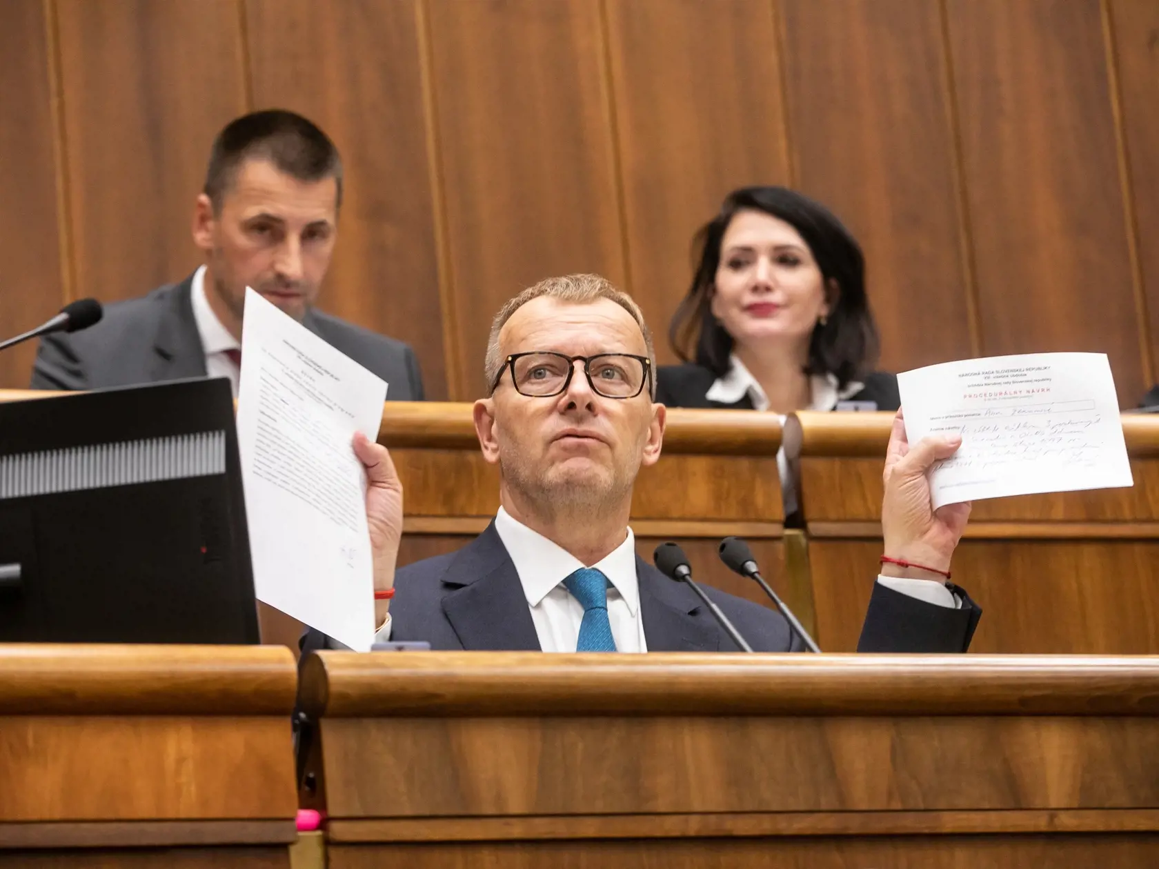 „A ty sa s kým bavíš? Sa preber," odpísal minister Mikulec poslankyni Tabák. „Ja nie som tvoj k*k*tko Boris," dodal s tým, že ju obvinil z úplatkárstva a že sa tvári ako Panenka Mária. „Nepíš mi, dvíha sa mi z teba žalúdok," dodal v esemeske minister.