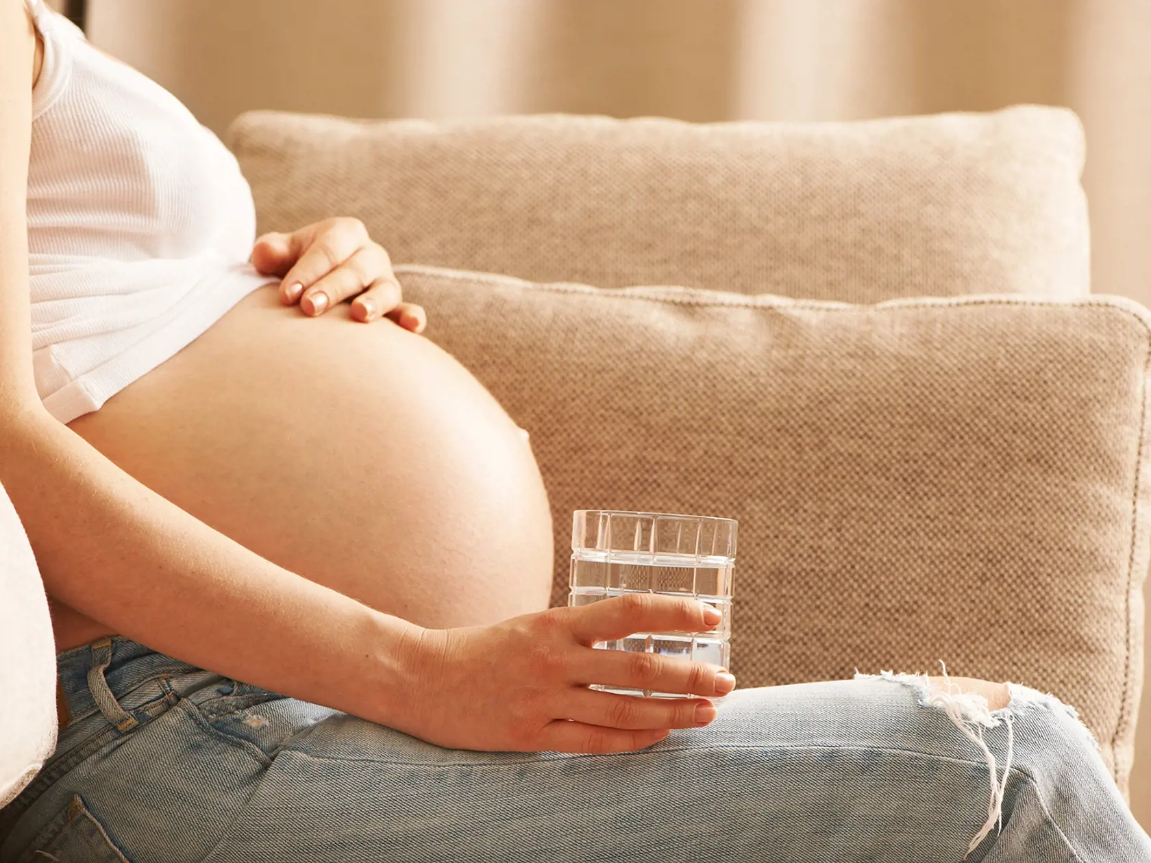Tehotné ženy často trápi zápcha a hrozí dehydratácia, preto treba zvlášť dbať na príjem vody.