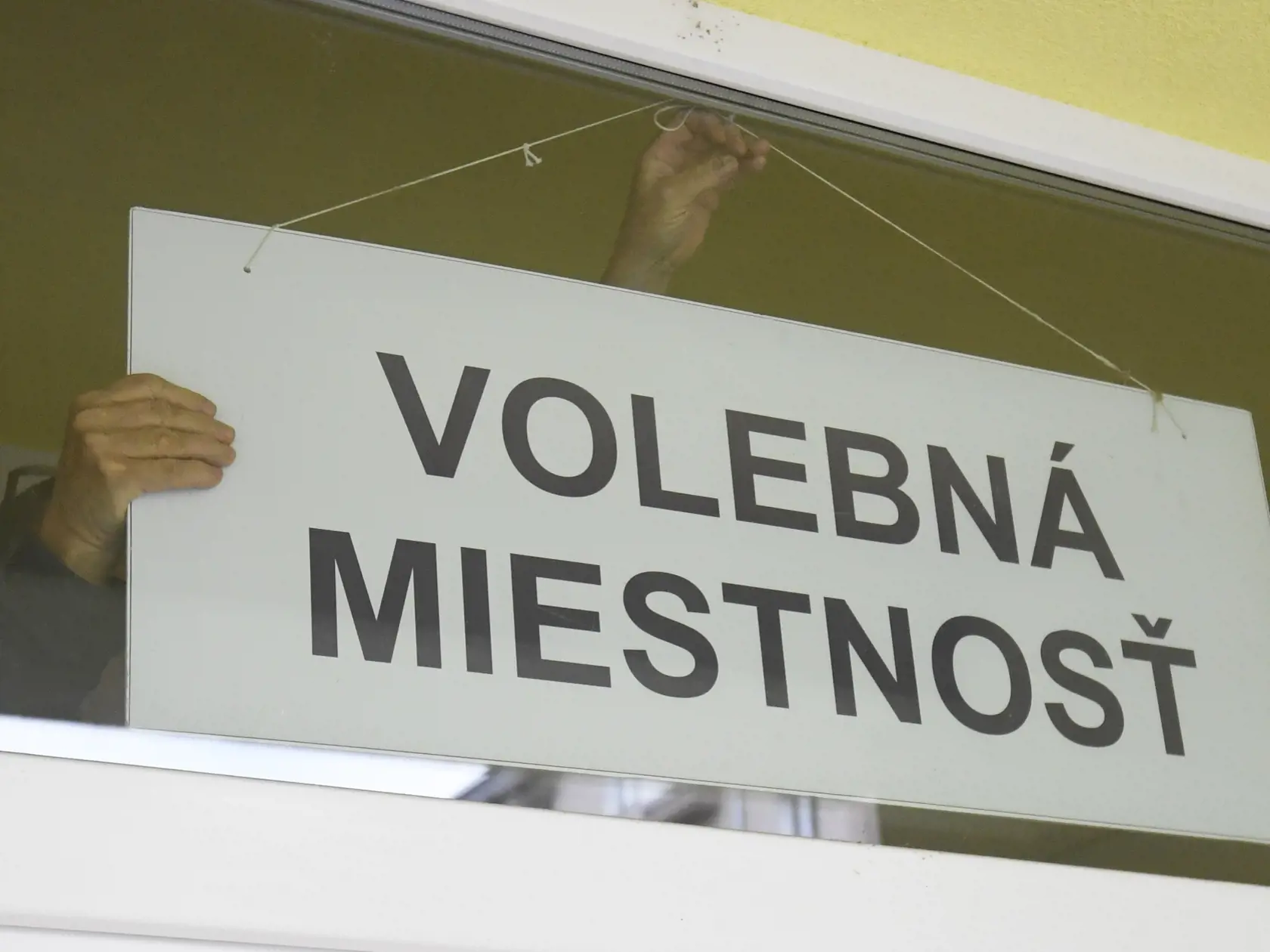 Môžem požiadať o voľbu do prenosnej schránky?
Áno. Zo závažných, najmä zdravotných dôvodov, môže každý sám či prostredníctvom iného človeka požiadať obec, aby prišli členovia komisie s prenosnou schránkou k nemu domov.