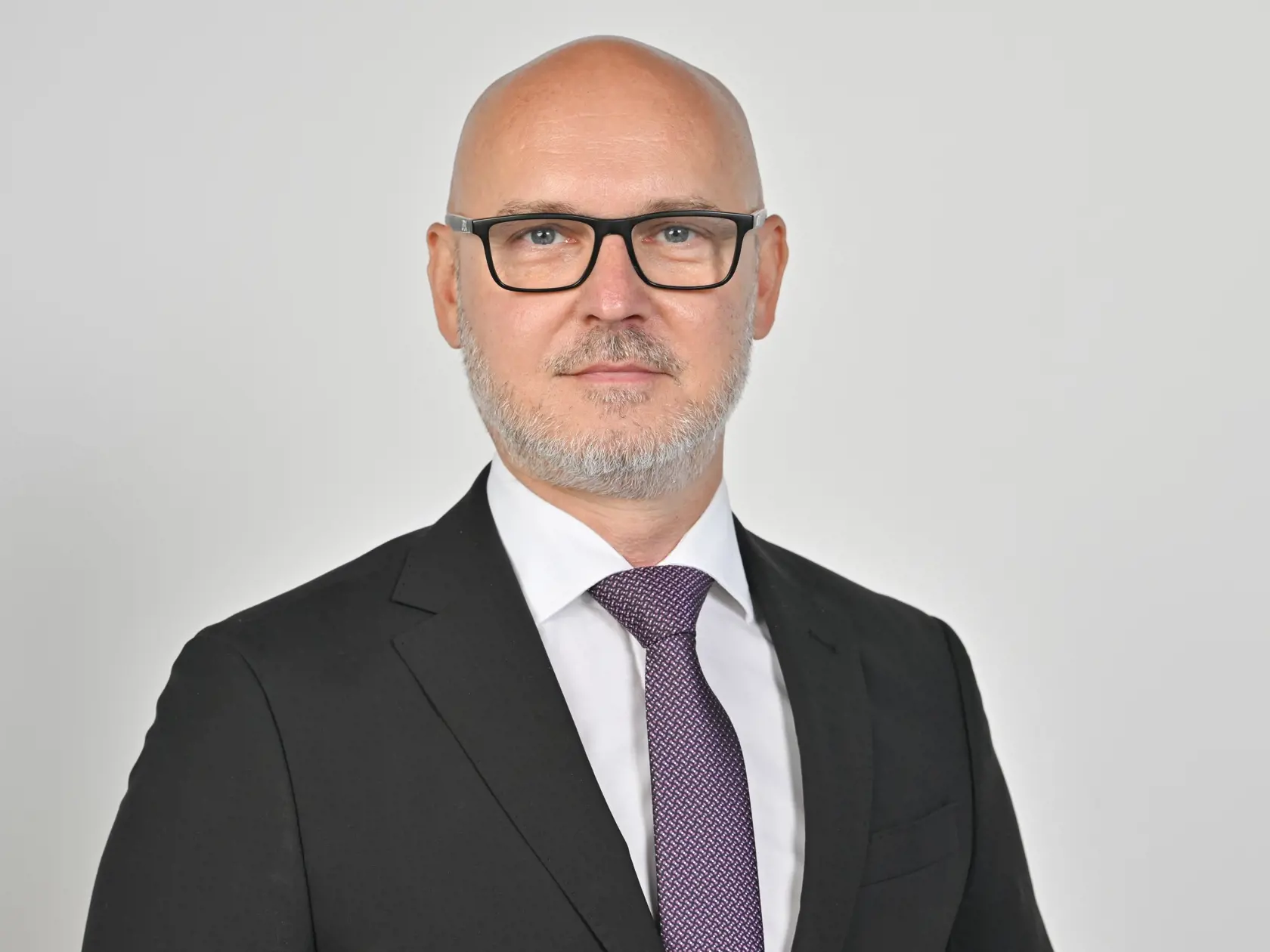 Predstava, že návrh SaS, ktorý strana včera verejne odkomunikovala, zabráni sporom medzi samosprávami a centrálnou vládou, je podľa ÚMS ilúziou. Problém spôsobený zavedením daňového bonusu je možné vyriešiť jednoduchou zákonnou úpravou, ktorá zaviaže štát kompenzovať samosprávam prechodný výpadok príjmov v dôsledku legislatívnych zmien.