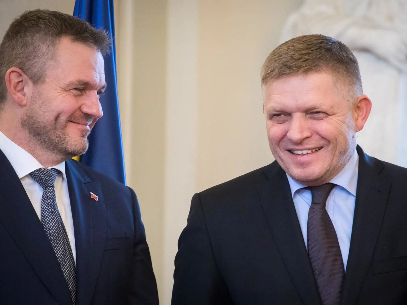 Peter Pellegrini a Robert Fico sa poznajú dlhé roky, keď sa Pellegrini rozhodol opustiť Smer, Fico mu dal jasne najavo, že sa mu to nepáči. Aktuálne sa však situácia zmenila a minimálne navonok to vyzerá tak, že sa už dokážu opäť nejakým spôsobom rešpektovať.
