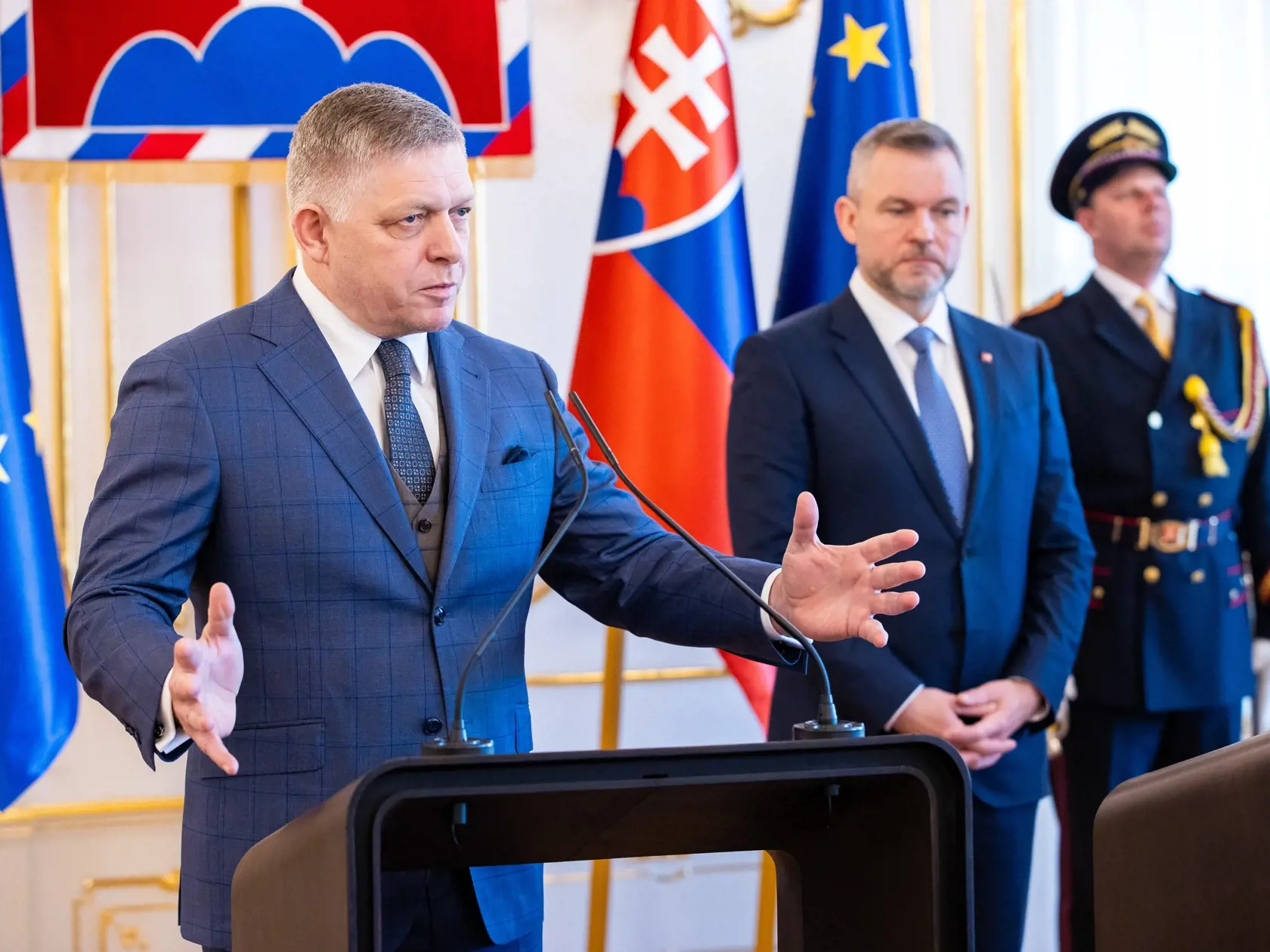 Stretnutie politických strán k zahraničnopolitickej orientácii Slovenska s prezidentom SR v prezidentskom paláci. Na snímke je predseda vlády SR Robert Fico a prezident SR Peter Pellegrini.