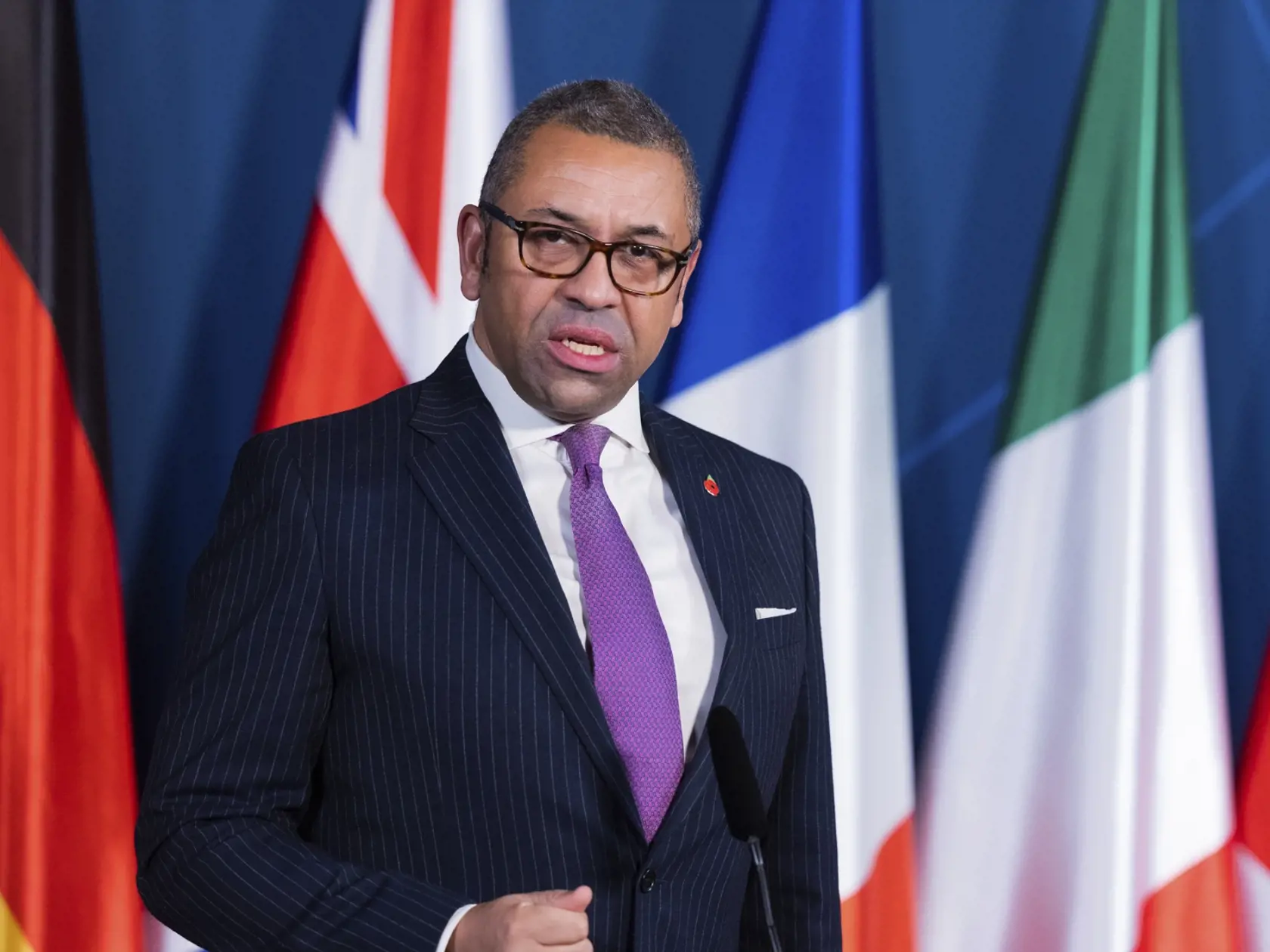 Na snímke britský minister zahraničných vecí James Cleverly reční počas summitu o vojne Ruska proti Ukrajine v rámci stretnutia ministrov zahraničných vecí G7 v nemeckom Münsteri 4. novembra 2022.