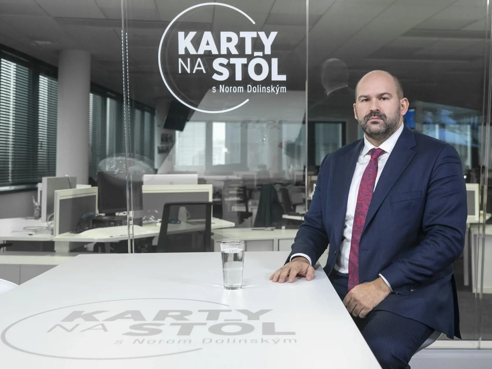 Peter Pčolinský (SME RODINA), podpredseda parlamentu Slovenskej republiky počas rozhovoru s Norom Dolinským v relácii Karty na stôl.