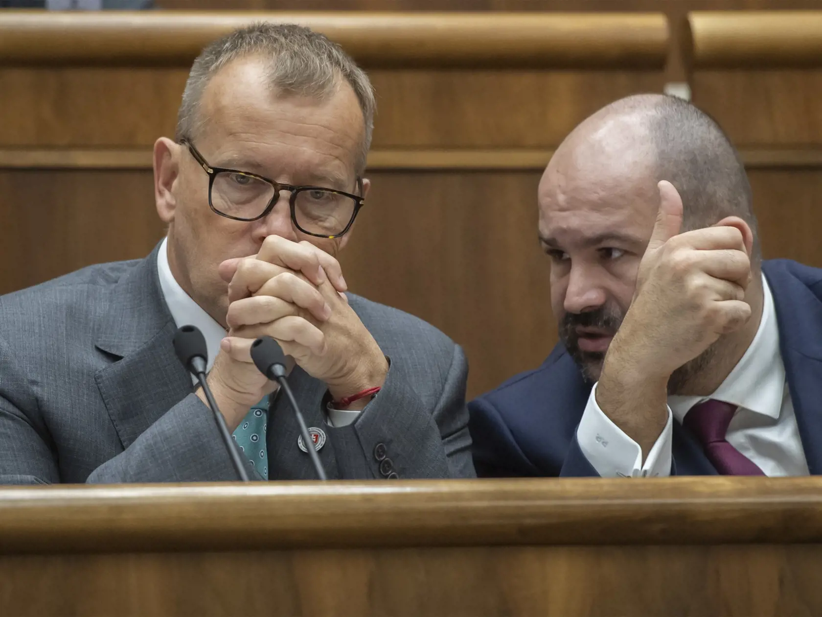 Na snímke zľava predseda parlamentu SR Boris Kollár a podpredseda NR SR Peter Pčolinský (obaja Sme rodina) počas mimoriadnej schôdze parlamentu v Bratislave v utorok 15. novembra 2022. Poslanci Národnej rady (NR) SR v utorok otvorili mimoriadnu schôdzu, na ktorej má opätovne čeliť odvolávaniu minister vnútra Roman Mikulec (OĽANO). Rokovanie inicioval opozičný Smer-SD, Mikulcovi vyčíta nezvládanie migračnej krízy a kritizuje aj riadenie rezortu. Slovensko podľa Mikulca migračnú vlnu zvláda dobre.
