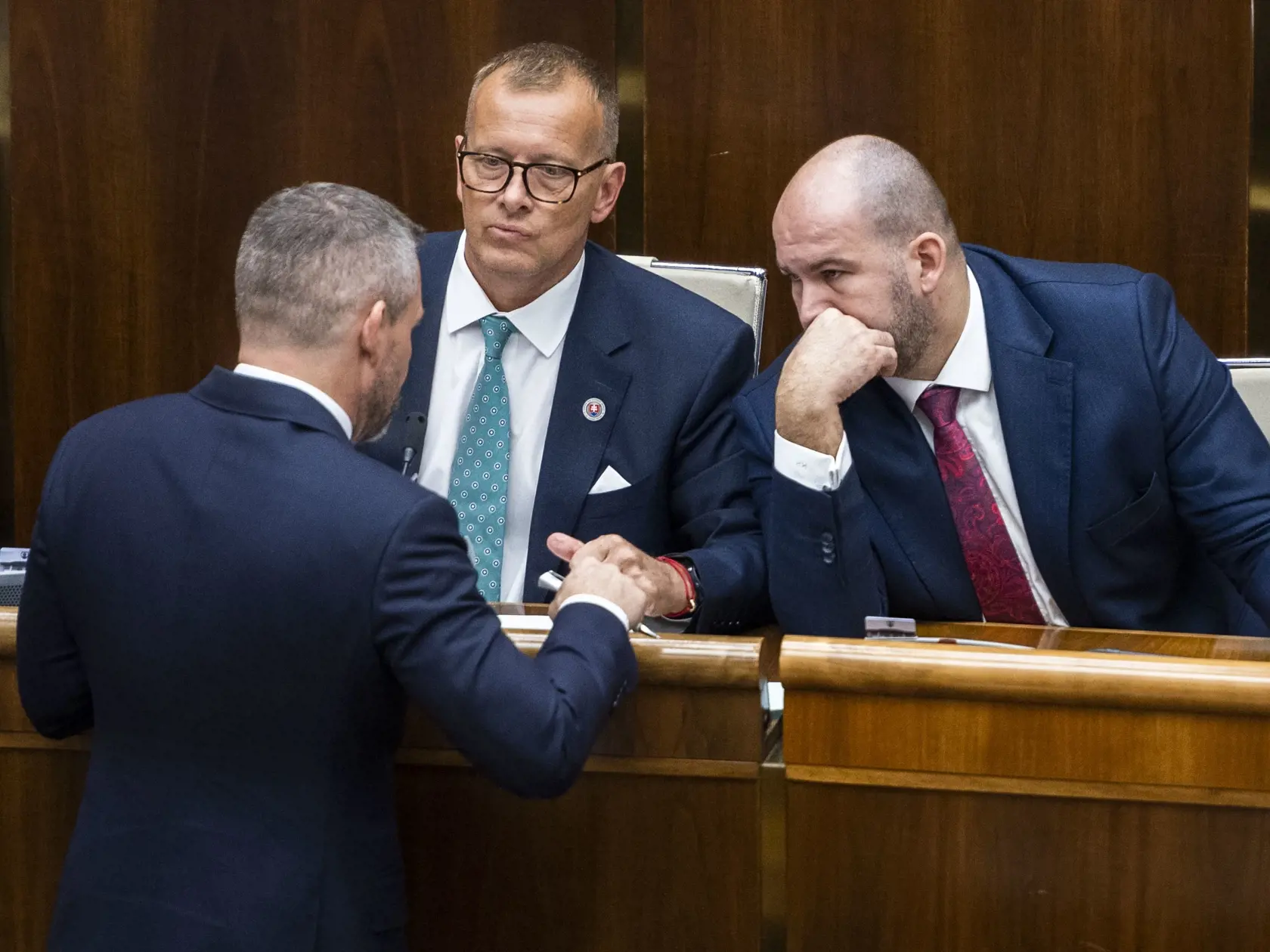 Na vedení schôdze sa podieľali aj Boris Kollár a relatívne nový podpredseda Peter Pčolinský (obaja Sme rodina).