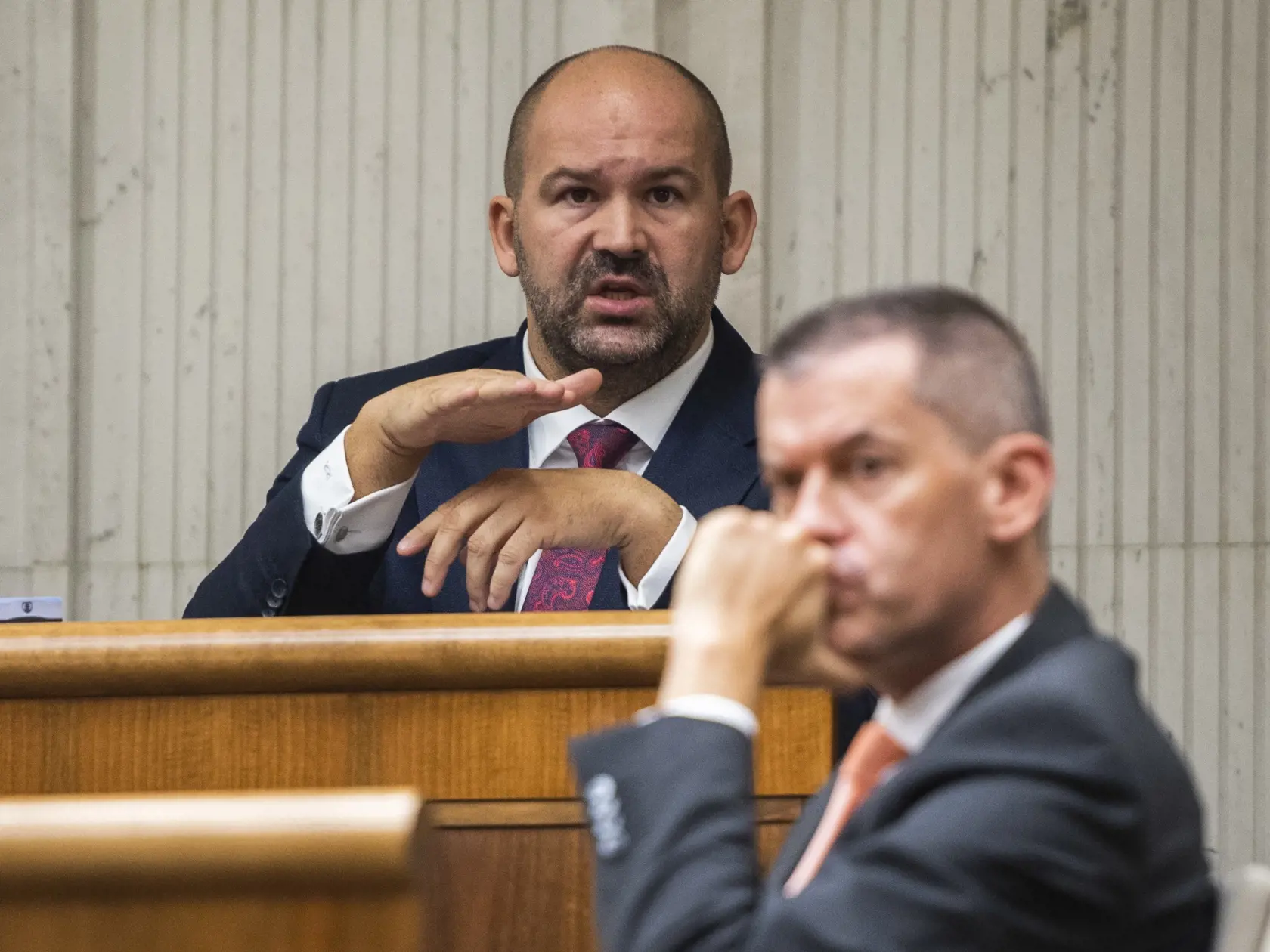 Na snímke poslanci parlamentu, zľava Peter Pčolinský a Patrick Linhart (obaja Sme rodina) počas rokovania 72. schôdze Národnej rady (NR) SR v Bratislave 27. septembra 2022. FOTO TASR - Jaroslav Novák