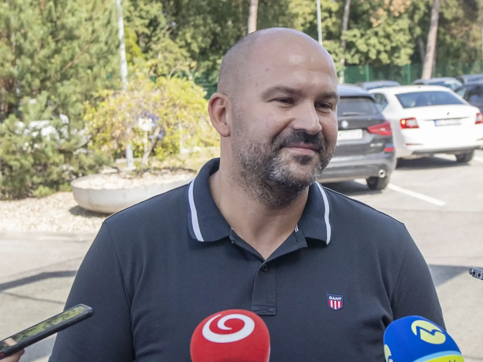 Na snímke predseda poslaneckého klubu Sme rodina Peter Pčolinský odchádza zo stretnutia predstaviteľov koalície, ktoré sa koná vo vládnom hoteli Bôrik v Bratislave v piatok 12. augusta 2022. Liberáli vypovedali koaličnú zmluvu a žiadajú vypracovanie novej. Ich požiadavkou je aj odchod ministra financií Igora Matoviča (OĽaNO) z vlády. Ak sa požiadavky nenaplnia do konca augusta, ministri za SaS podajú demisiu. FOTO TASR - Martin Baumann