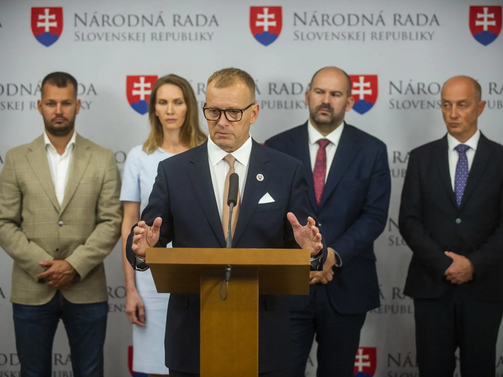 Na snímke členovia strany Sme-rodina zľava Ľuboš Krajčír, Monika Péter, predseda NR SR Boris Kollár, Peter Pčolinský a Ľudovít Goga počas tlačovej konferencie na tému - Aktuálna politická situácia 6. septembra 2022 v Bratislave. FOTO TASR - Jakub Kotian