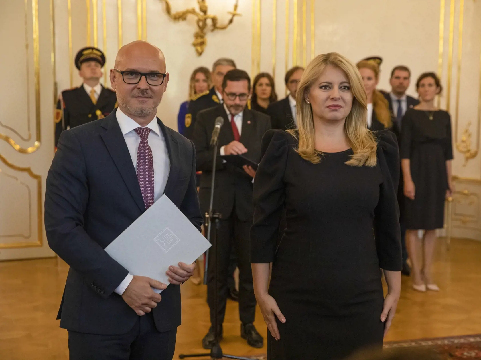 Na snímke je vymenovanie nových ministrov vlády SR prezidentkou SR Zuzanou Čaputovou.
Odvolaný minister školstva Branislav Gröhling a Zuzana Čaputová.