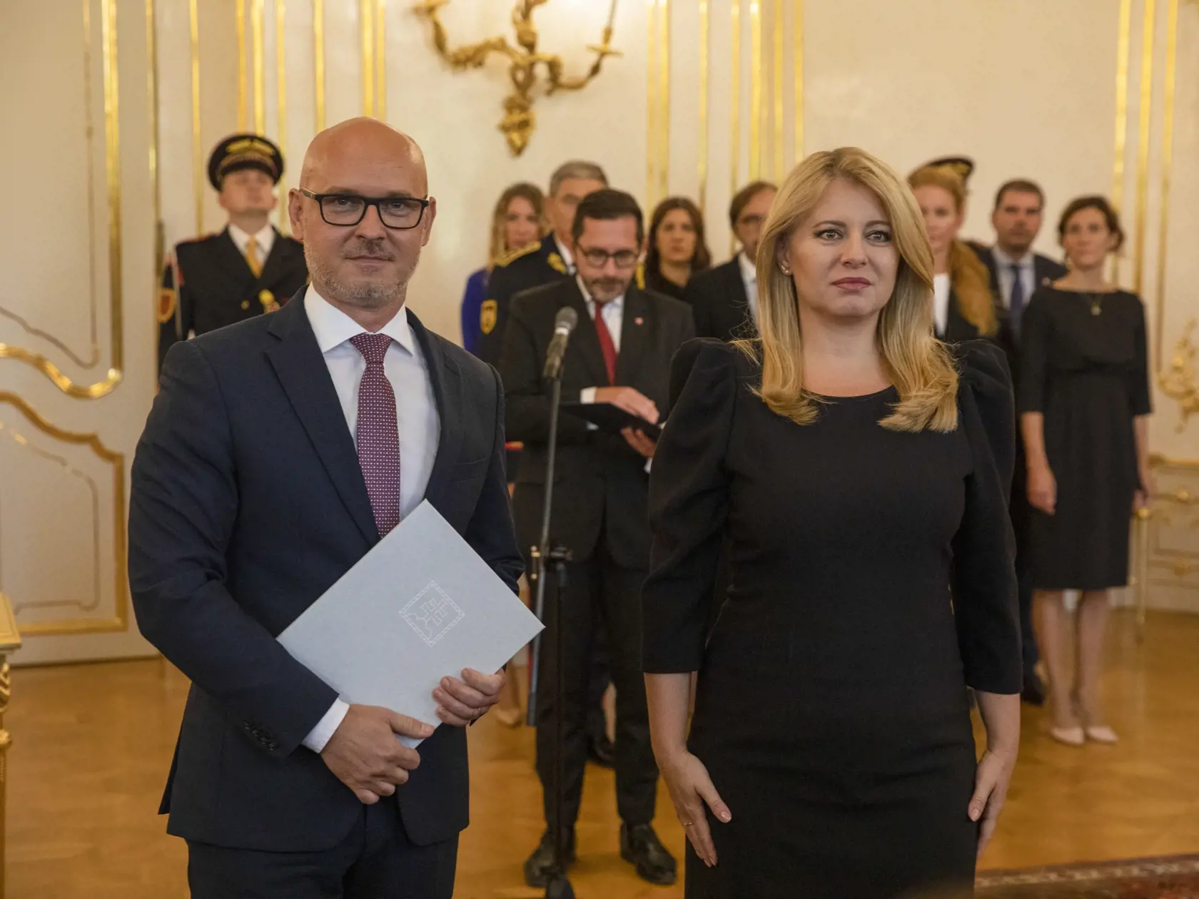 Na snímke je vymenovanie nových ministrov vlády SR prezidentkou SR Zuzanou Čaputovou.
Odvolaný minister školstva Branislav Gröhling a Zuzana Čaputová.