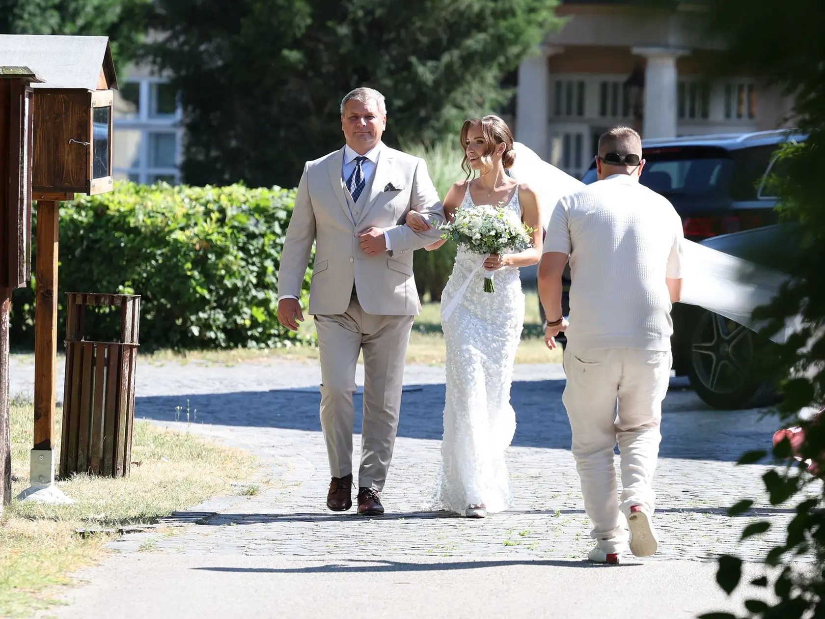 Nádherná nevesta Michaela. K budúcemu manželovi ju viedol jej otec.