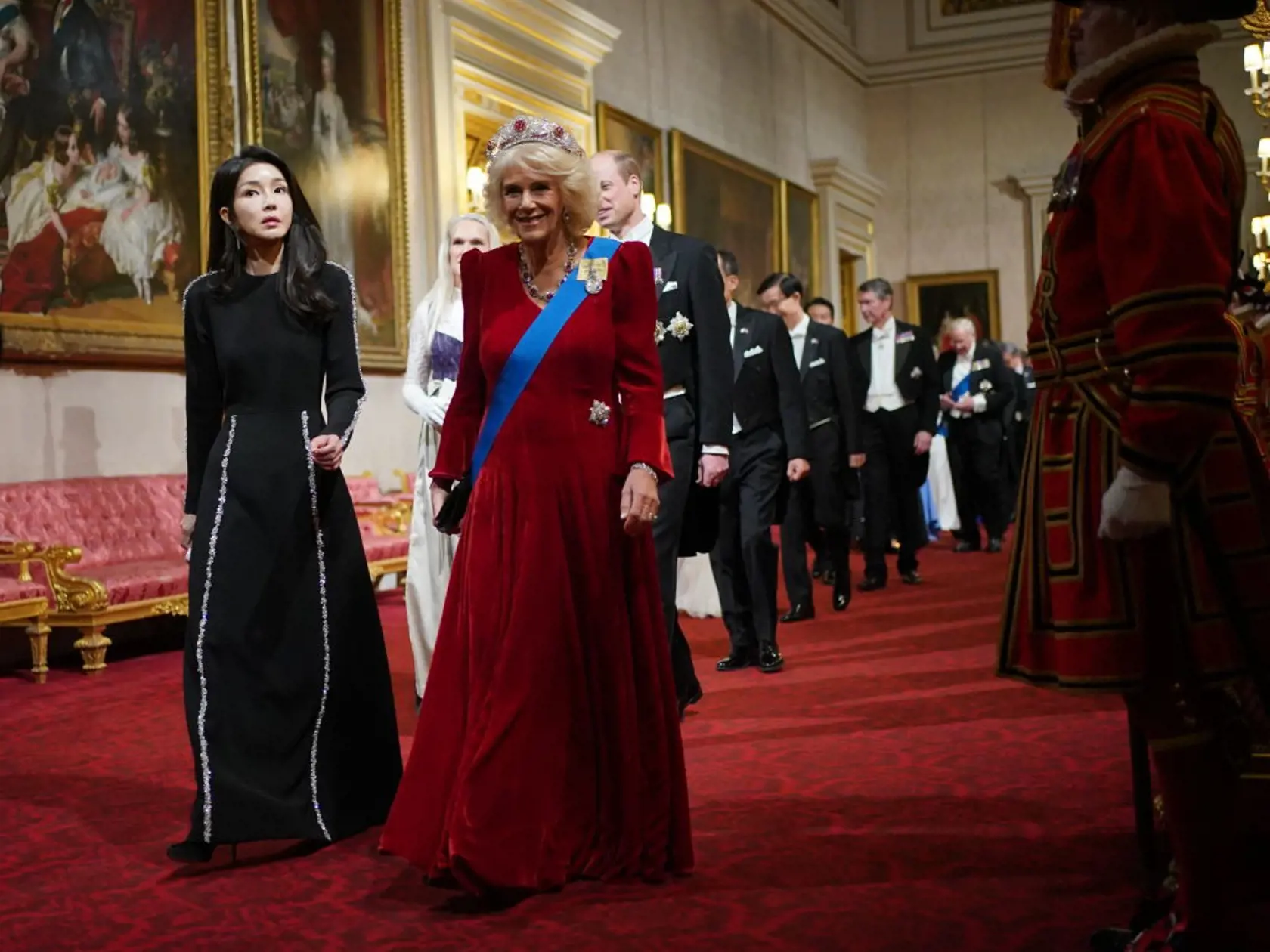 Juhokórejská prvá dáma zvolila na banket čiernu róbu. Dokonale tak doplnila voľbu šiat kráľovnej a princeznej Kate.