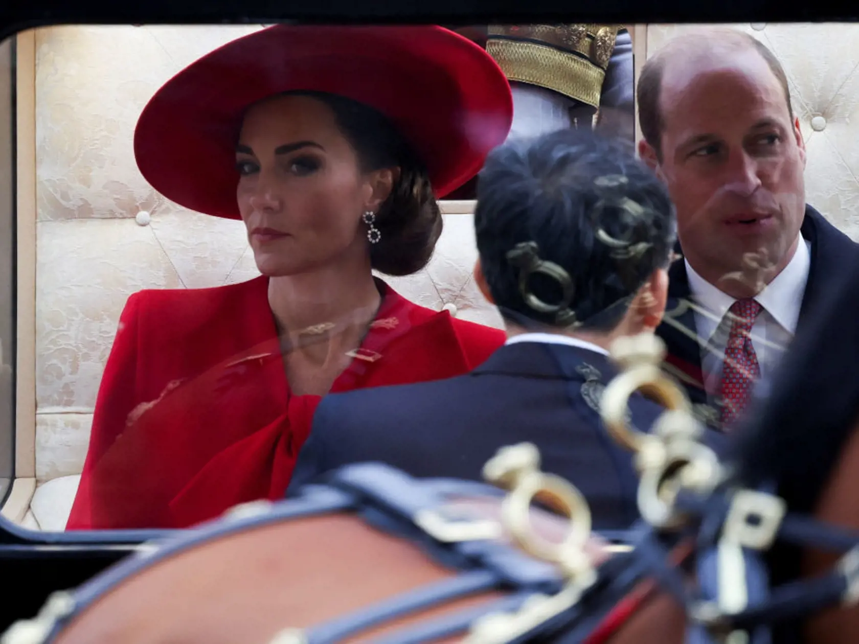 Kate na sebe mala nápadný červený kabát s kapucňou od Catherine Walker v hodnote 3 000 libier a klobúk od Jane Taylor. Mala na sebe aj zafírové a diamantové oválne náušnice princeznej Diany. Celkový outfit doplnila párom červených topánok Gianvito Rossi rovnako červenej farby. Niet divu, že bola stredobodom pozornosti.
