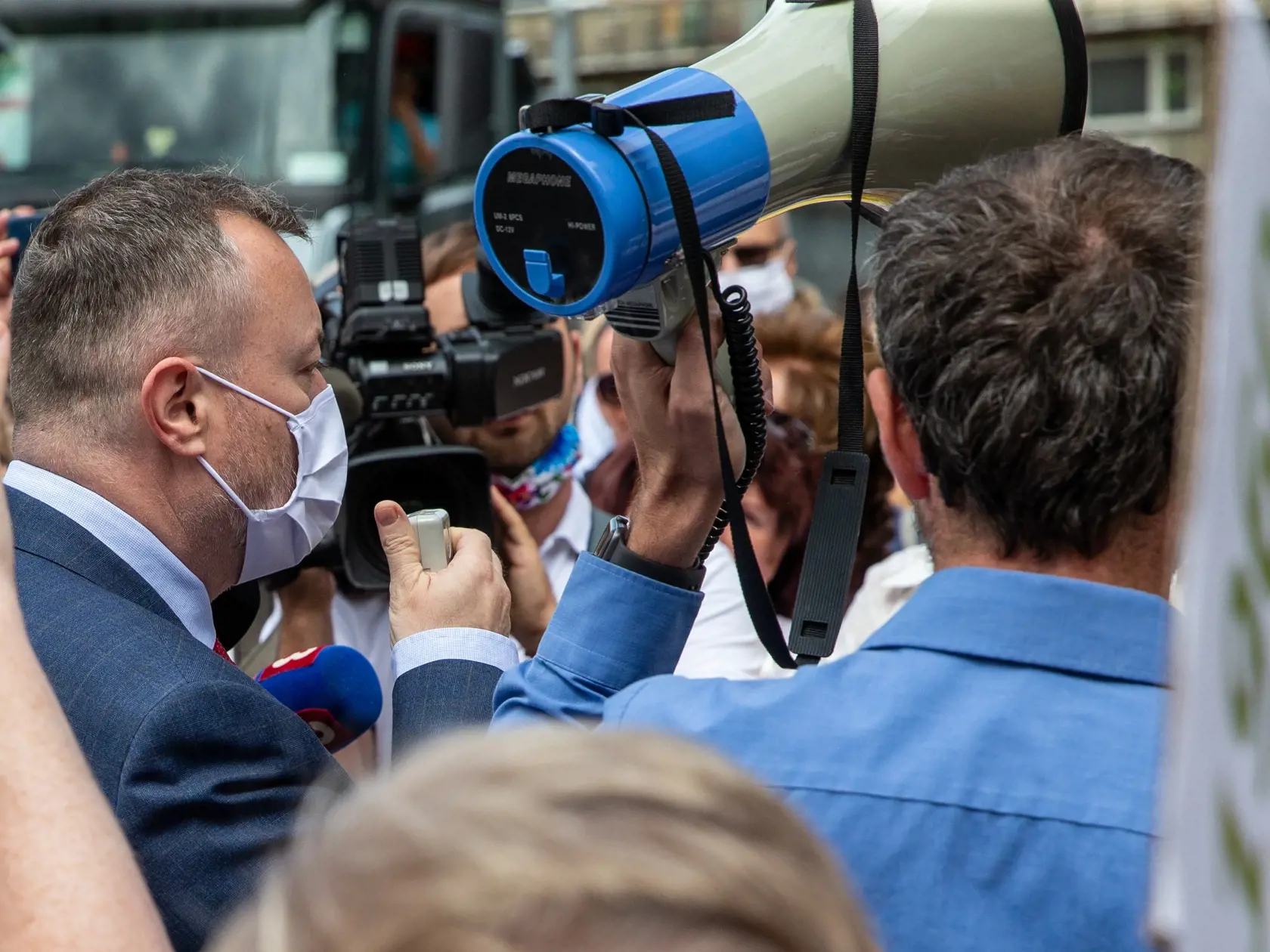 Na snímke je Milan Krajniak ktorý priešiel podporiť demoštráciu nespokojných žien pred parlamentom, aby podporili návrh spravodlivého výpočtu veku odchodu do dôchodku ročníkov 1958-60. 