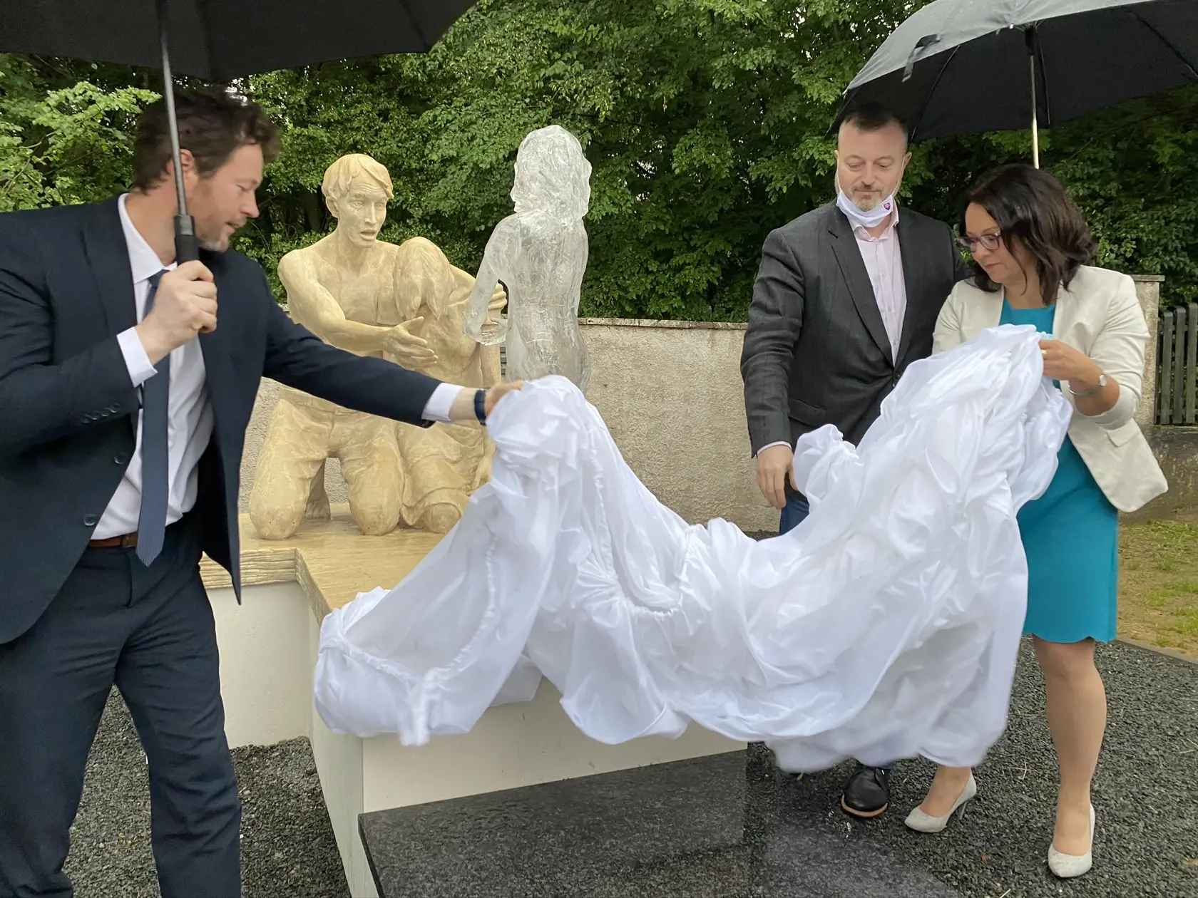 Na snímke zľava riaditeľ Úradu Prešovského samosprávneho kraja (PSK) Fabián Novotný, minister práce, sociálnych vecí a rodiny SR Milan Krajniak (Sme rodina) a primátorka Svidníka Marcela Ivančová počas odhalenia pamätníka a hrobu pre nenarodené deti na cintoríne vo Svidníku. Svidník, 27. júna 2020. EASYFOTO TASR - Maroš Černý