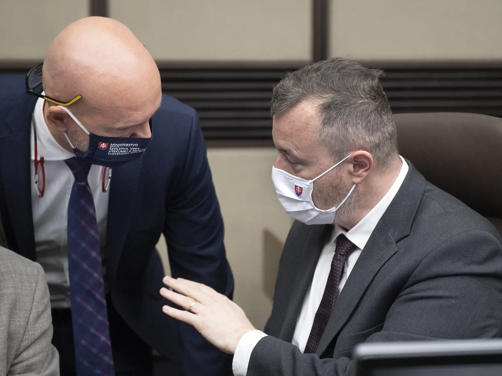 Na snímke sprava minister práce, sociálnych vecí a rodiny Milan Krajniak (Sme rodina) a minister školstva Branislav Gröhling (SaS) počas zasadnutia vlády SR v Bratislave v stredu 1. júla 2020. FOTO TASR - Pavel Neubauer