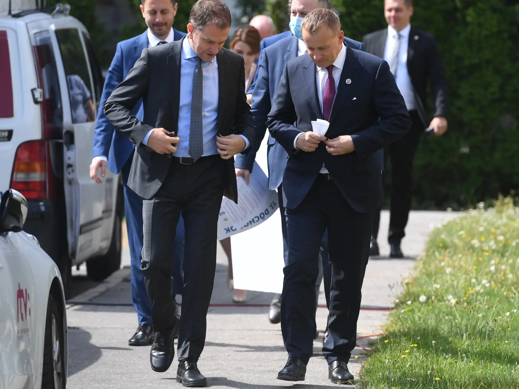 Predseda NR SR Boris Kollár (Sme rodina, vpravo), predseda vlády SR Igor Matovič (OĽaNO, vľavo), podpredseda vlády a minister financií SR Eduard Heger (OĽaNO, druhý zľava) a minister práce, sociálnych vecí a rodiny SR Milan Krajniak (Sme rodina, tretí zľava) prichádzajú na tlačovú konferenciu, na ktorej predstavili veľký sociálny balík na podporu rodín, študentov, zdravotne ťažko postihnutých ľudí a seniorov v Bratislave v stredu 15. júla 2020. FOTO TASR - Martin Baumann