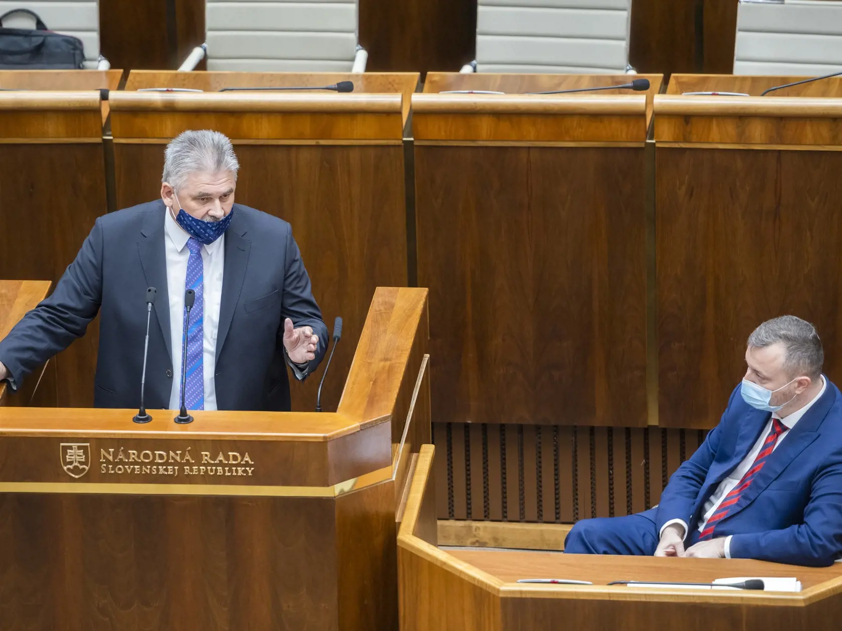 Na snímke zľava opozičný poslanec NR SR Ján Richter (SMER-SD) a minister práce, sociálnych vecí a rodiny SR Milan Krajniak (Sme rodina) počas 9. schôdze NR SR v Bratislave 14. júla 2020. FOTO TASR - Jaroslav Novák