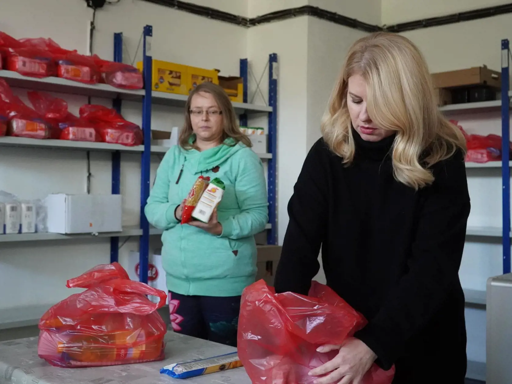 Sociálna výdajňa mestskej časti Petržalka už viac ako desať rokov pomáha zmierňovať dôsledky prepadu rodinám a seniorom bezplatnými potravinami v spolupráci s Potravinovou bankou Slovenska.
