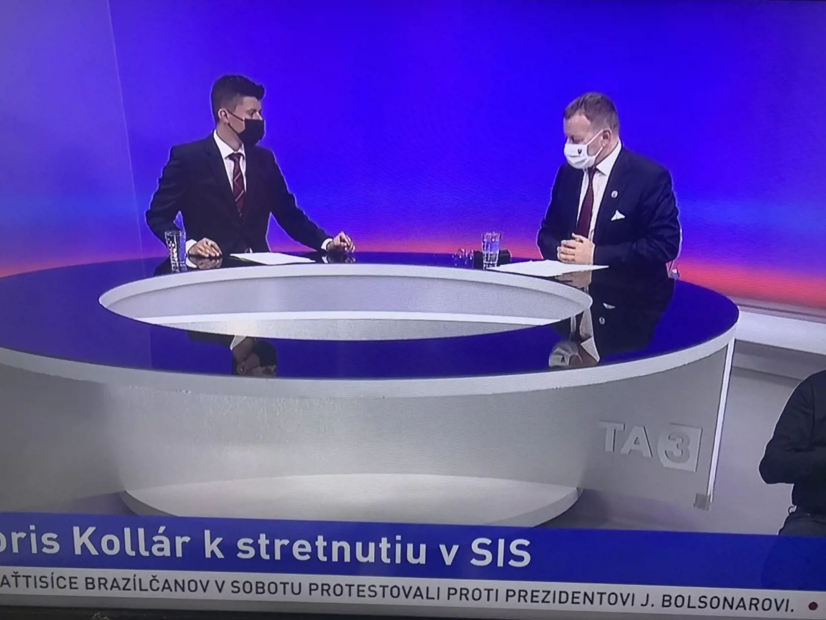 Tradičný hlavný duel sa tentokrát nakoniec nekonal. Televízia musela problém vyriešiť pomerne narýchlo, keďže Boris Kollár nakoniec do relácie prísť dnes nemohol. Jeho časť preto museli nahrať už včera.