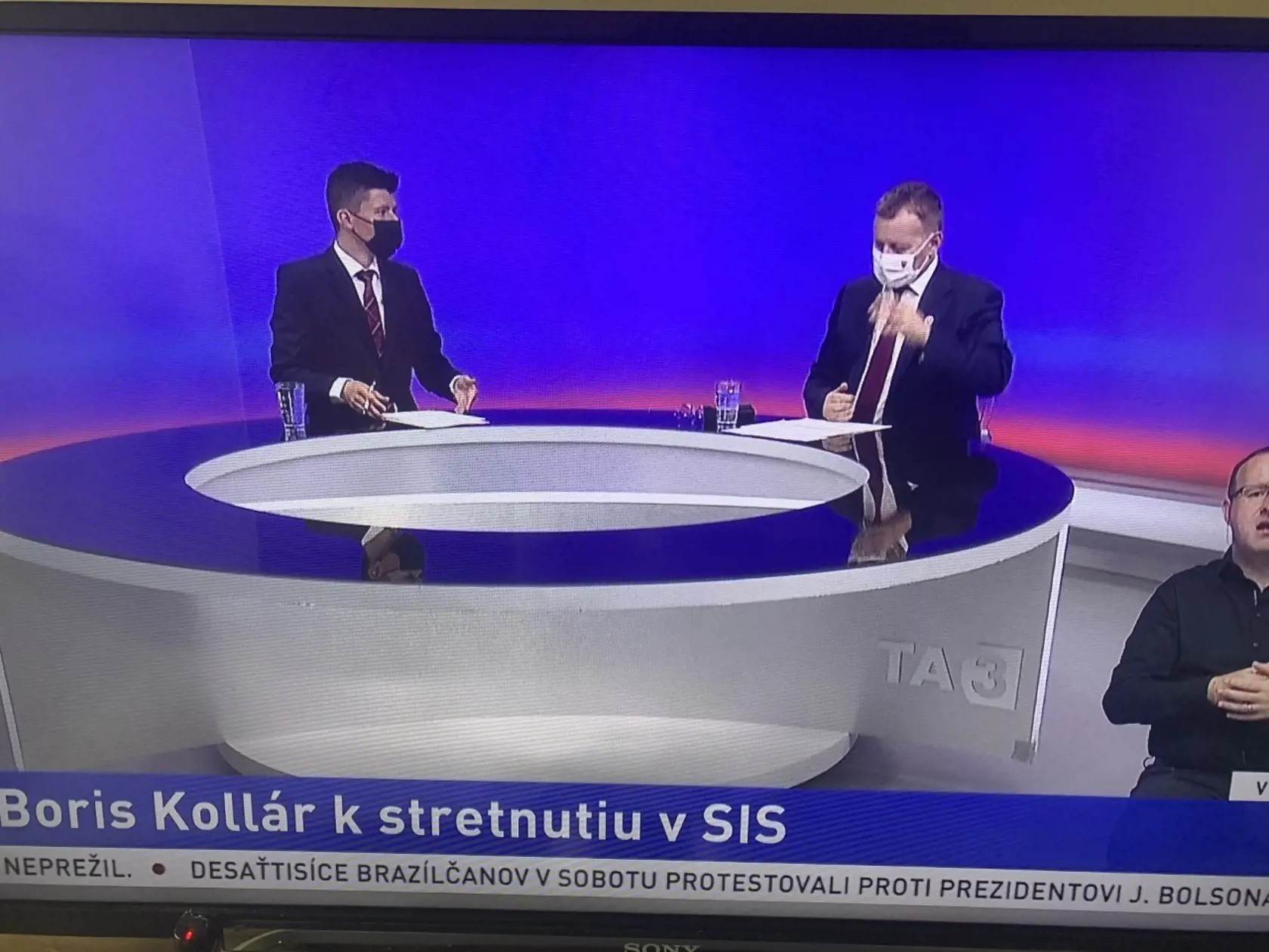 Diváci najprv pozerali len diskusiu moderátora Ilieva s Borisom Kollárom.