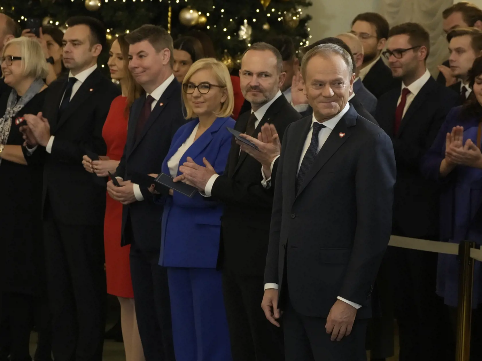 Poľský premiér Donald Tusk (vpravo) stojí pri svojich ministroch počas slávnostného vymenovania novej vlády vo Varšave 13. decembra 2023. Nový poľský premiér Donald Tusk zložil v stredu prísahu do rúk prezidenta Andrzeja Dudu. TASR informuje podľa správy agentúry AP. Počas ceremómnie v prezidentskom paláci vo Varšave zložia prísahu všetci ministri novej Tuskovej vlády.