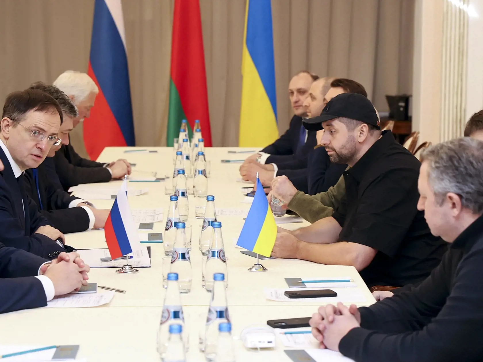 Šéf ruskej delegácie a exminister kultúry Vladimir Medinskij (druhý vľavo) počas mierových rozhovorov medzi ruskou a ukrajinskou delegáciou v Homeľskej oblasti v blízkosti bielorusko-ukrajinskej hranice.