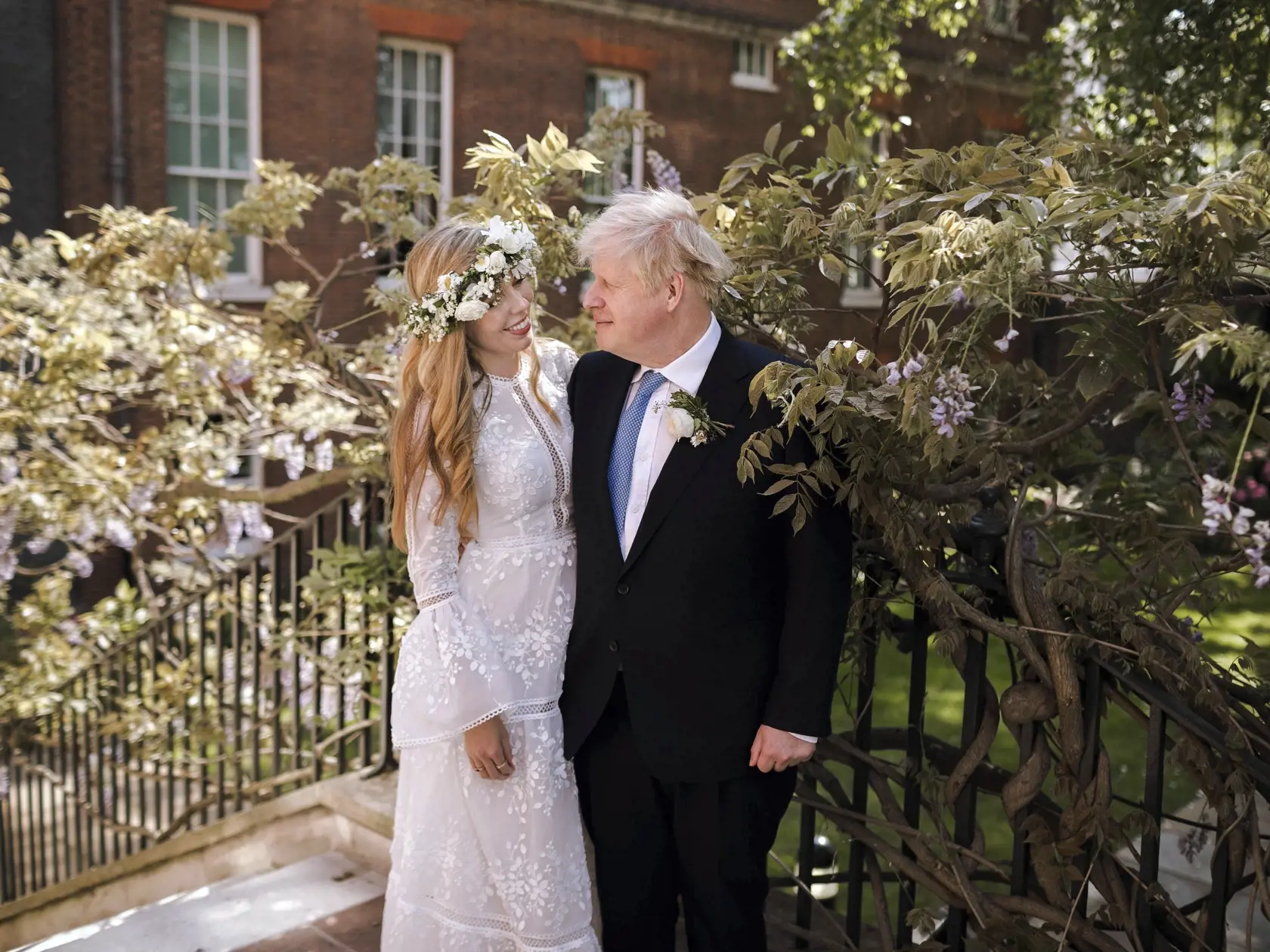 WA 55 Londýn -  Na snímke, ktorú vydal úrad britské premiéra v nedeľu 30. mája 2021, britský premiér Boris Johnson a jeho snúbenica Carrie Symondsová pózujú po svadobnom obrade v záhrade na Downing Street 10 v Londýne. Johnson sa podľa miestnych médií oženil so snúbenicou Carrie Symondsovou. "Tajná svadba" sa konala v sobotu popoludní 29. mája v katolíckej Westminsterskej katedrále v Londýne, napísal bulvárny denník The Sun. Chrám pre polhodinový obrad úplne uzavreli a pozvaných hostí o ňom info