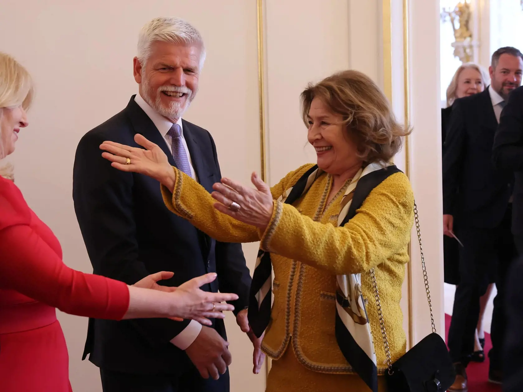 „Je mi to tak ľúto, že končíš,“ povedala herečka Emília Vášáryová prezidentke Čaputovej, ktorú vrúcne objala.