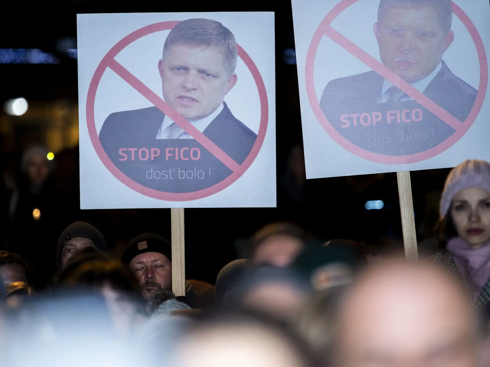 Na snímke účastníci opozičného protestu, ktorý spoločne zorganizovali Sloboda a Solidarita (SaS), Kresťanskodemokratické hnutie (KDH) a hnutie Progresívne Slovensko (PS) pod názvom Zastavme ich pred budovou Úradu vlády SR v Bratislave vo štvrtok 7. decembra 2023. FOTO TASR - Jakub Kotian