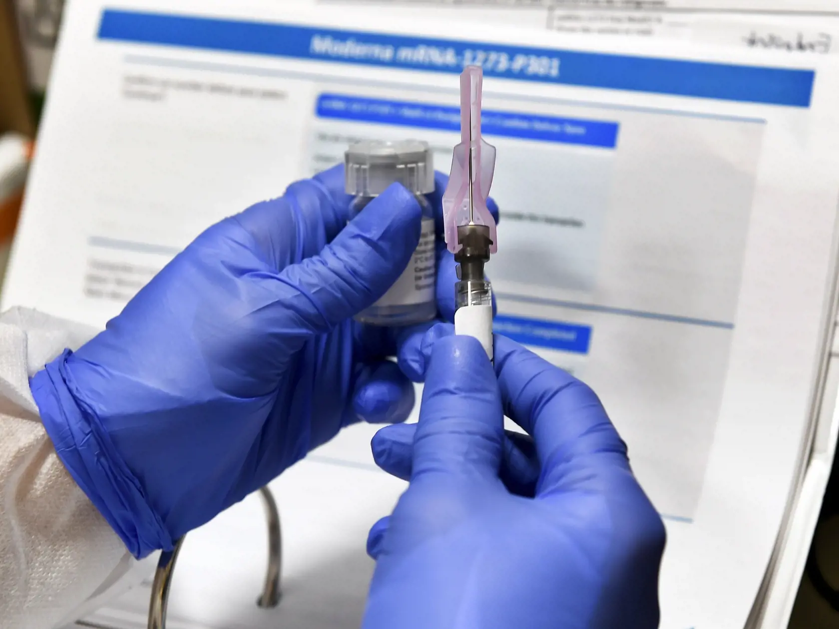 WA 13 Binghamton - Zdravotná sestra drží experimentálnu vakcínu, ktorú vyvinula farmaceutická spoločnosť Moderna v spolupráci s americkým Národným zdravotníckym inštitútom (NIH) v americkom Binghamtone v pondelok 27. júla 2020. Spojené štáty v pondelok spustili doposiaľ najväčšie testovanie očkovacej látky proti novému koronavírusu na svete. V pondelok sa očkovacia látka začala aplikovať prvým z plánovaného počtu 30.000 dobrovoľníkov, informovala agentúra AP. FOTO TASR/AP

Nurse Kath Olmstead pr