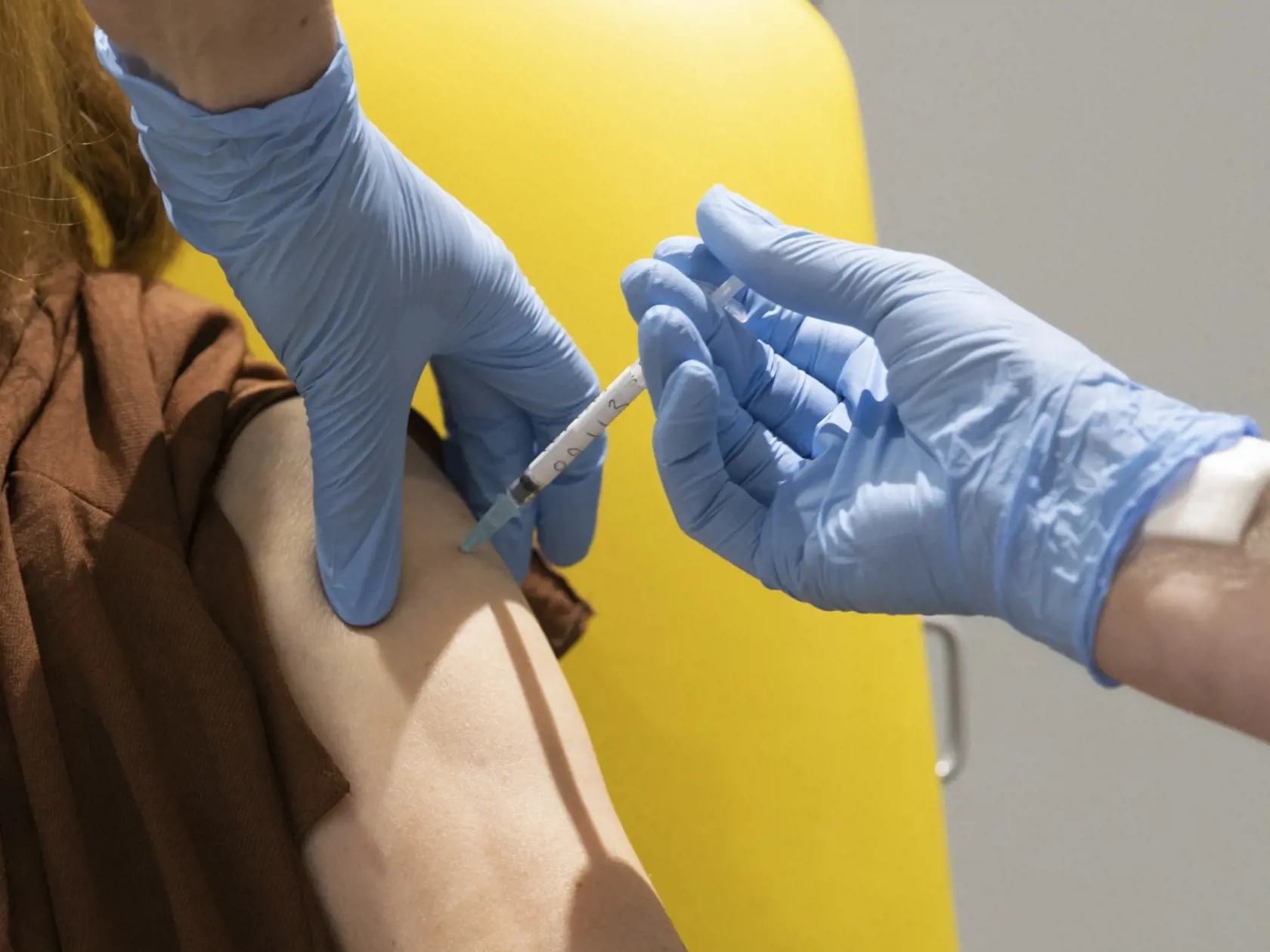 Oxford - Na snímke dobrovoľníčka počas  prebiehajúcich klinických testov vakcíny proti koronavírusu v Oxforde 7. júla 2020. Vakcína proti koronavírusu vyvinutá Oxfordskou univerzitou a britsko-švédskou farmaceutickou firmou AstraZeneca je bezpečná a vytvára imunitu, uviedli v pondelok 20. júla 2020 výskumníci, ktorých citovala agentúra DPA. Prebiehajúcich klinických testov sa zúčastňuje 1077 zdravých dospelých. Doterajšie výsledky ukázali, že vakcína vytvára "účinné protilátky a vyvoláva im