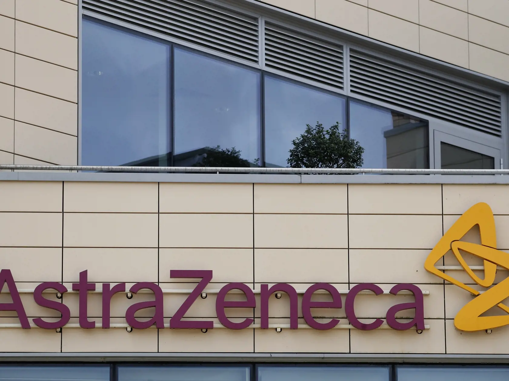 Firma AstraZeneca vyvíja vakcínu v spolupráci s vedcami z Oxfordu. Už ju masívne testujú v Južnej Afrike, Veľkej Británii, Brazílii a výsledky chcú mať v septembri.