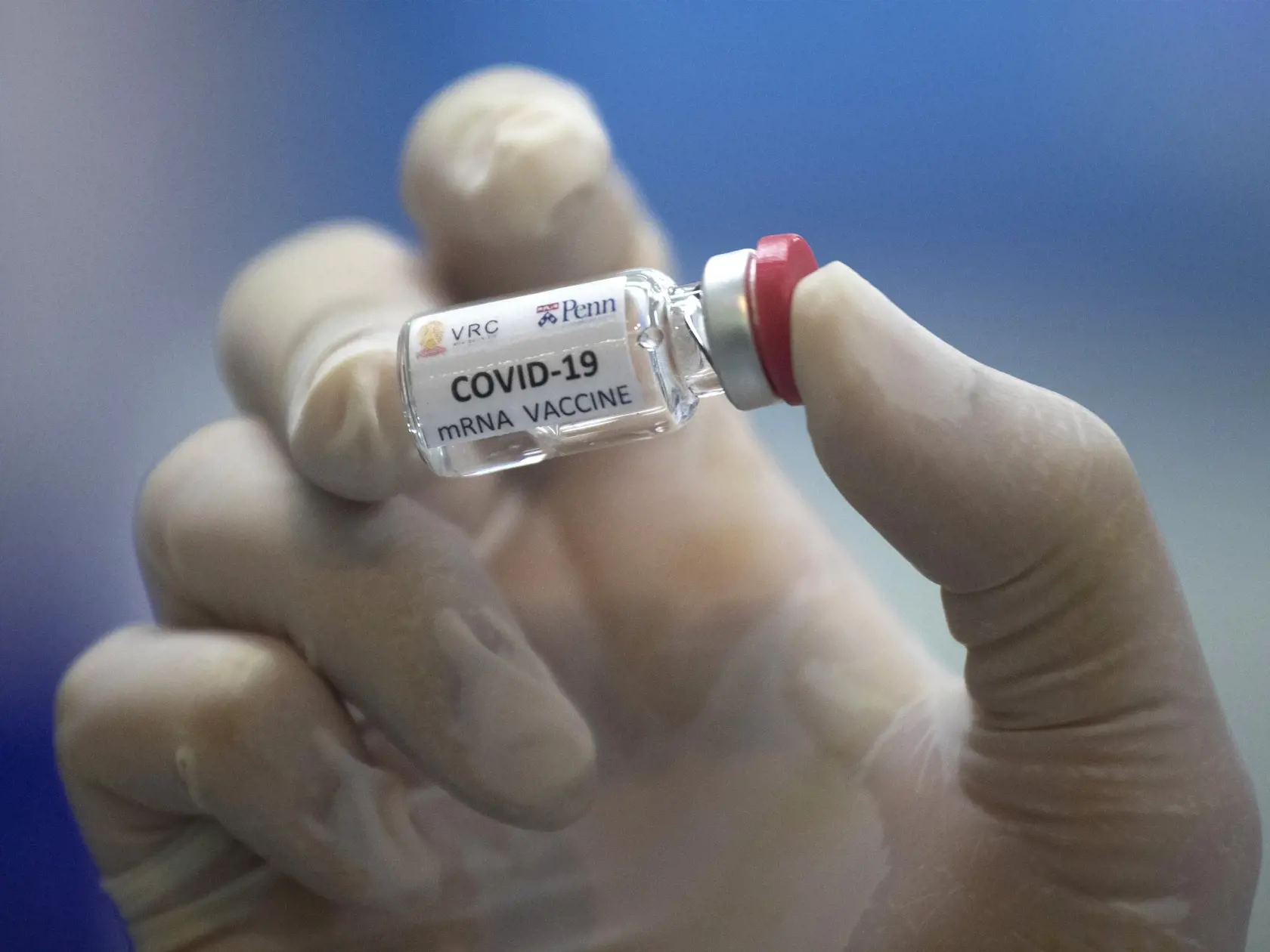 EBE 4 Bangkok - V Thajsku začali v sobotu testovať vakcínu proti novému druhu koronavírusu na opiciach po tom, čo ju úspešne otestovali na myšiach. Na snímke laboratórny technik drží ampulku s vakcínu proti novému druhu koronavírusu určenou na testovanie v Národnom centre pre výskum primátov v Bangkoku 23. mája 2020. FOTO TASR/AP
A lab technician holds a bottle containing results for COVID-19 vaccine testing at the National Primate Research Center, run by Chulalongkorn University in Saraburi Pro