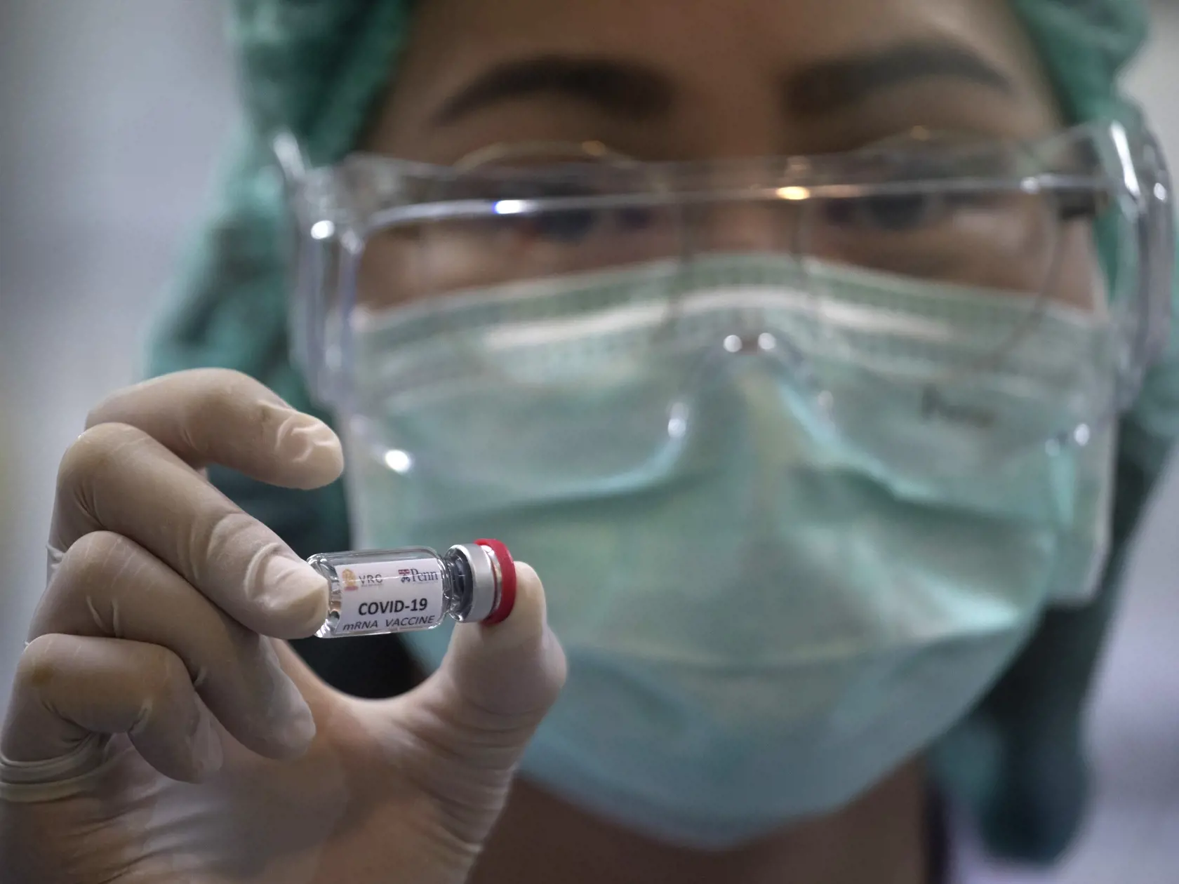 EBE 5 Bangkok - V Thajsku začali v sobotu testovať vakcínu proti novému druhu koronavírusu na opiciach po tom, čo ju úspešne otestovali na myšiach. Na snímke laboratórna technička drží ampulku s vakcínou proti novému druhu koronavírusu určenou na testovanie v Národnom centre pre výskum primátov v Bangkoku 23. mája 2020. FOTO TASR/AP
A lab technician holds a bottle containing results for COVID-19 vaccine testing at the National Primate Research Center, run by Chulalongkorn University in Saraburi 
