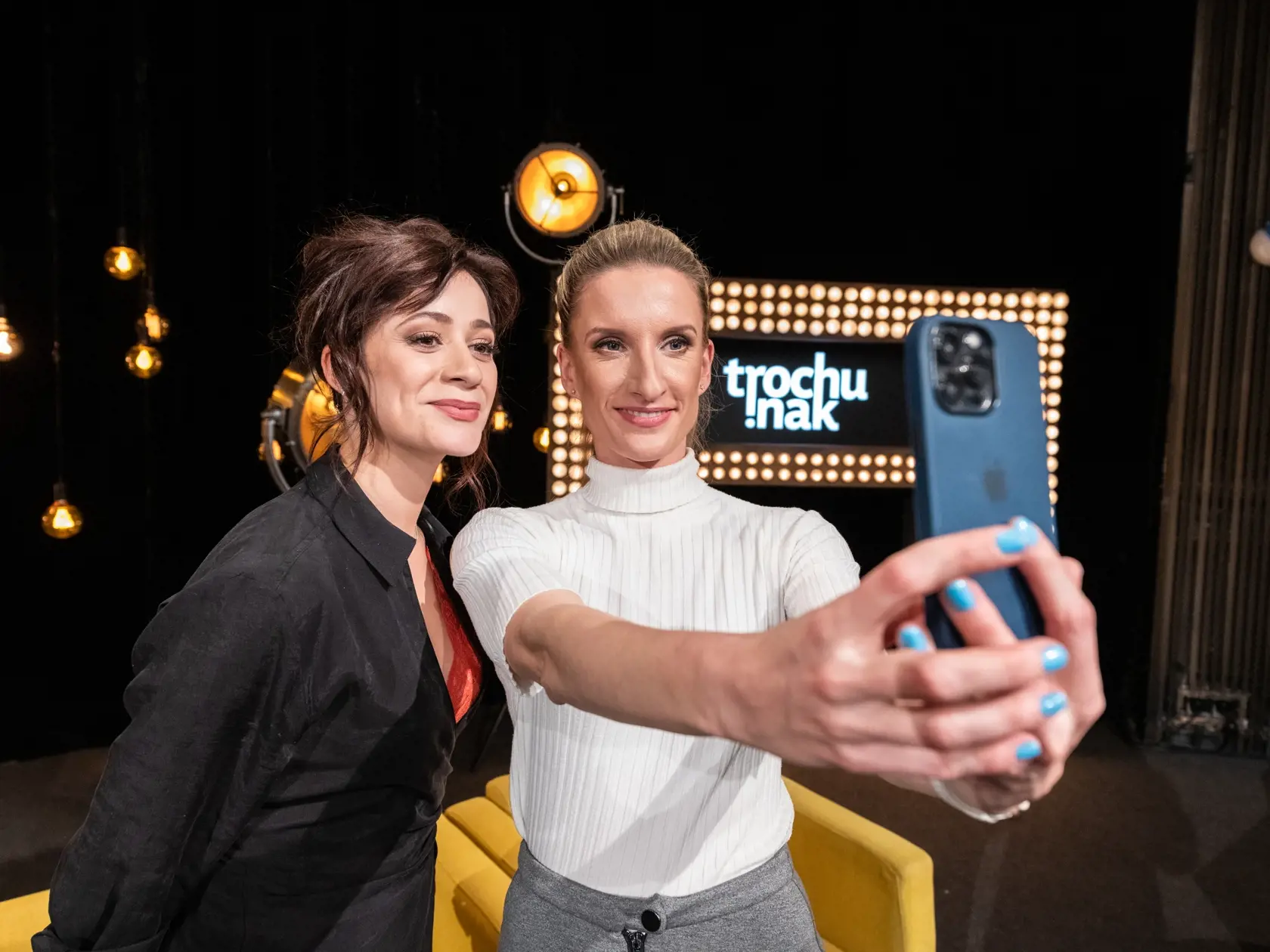 Seriálová Lejla Angelika Sbouli a Adeal Vinczeová.