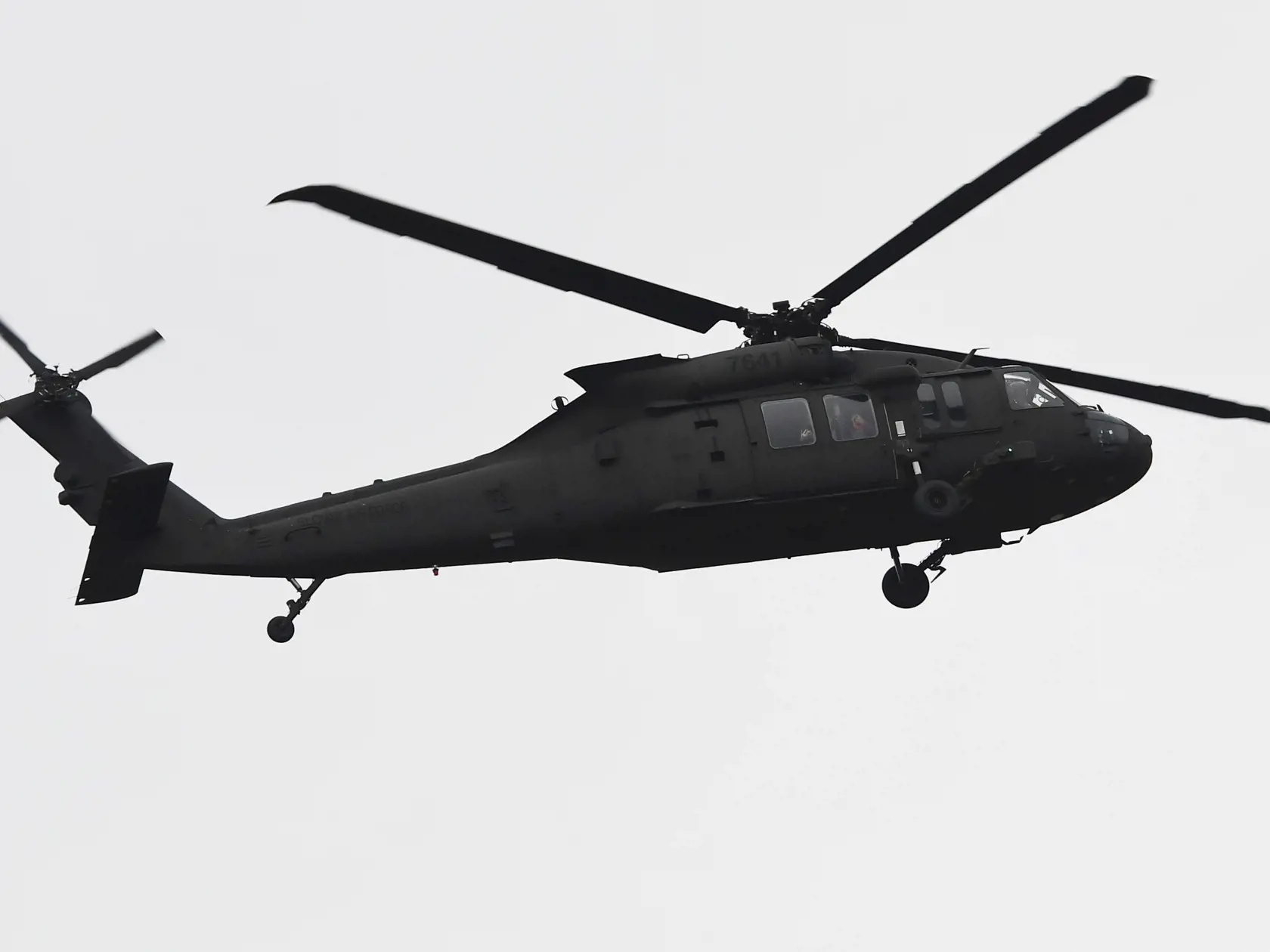 Vrtuľník Black Hawk nad hraničným priechodom Vyšné Nemecké ktorým priletel minister obrany SR Jaroslav Naď (OĽaNO). Vyšné Nemecké, 25. februára 2022. FOTO TASR - Milan Kapusta