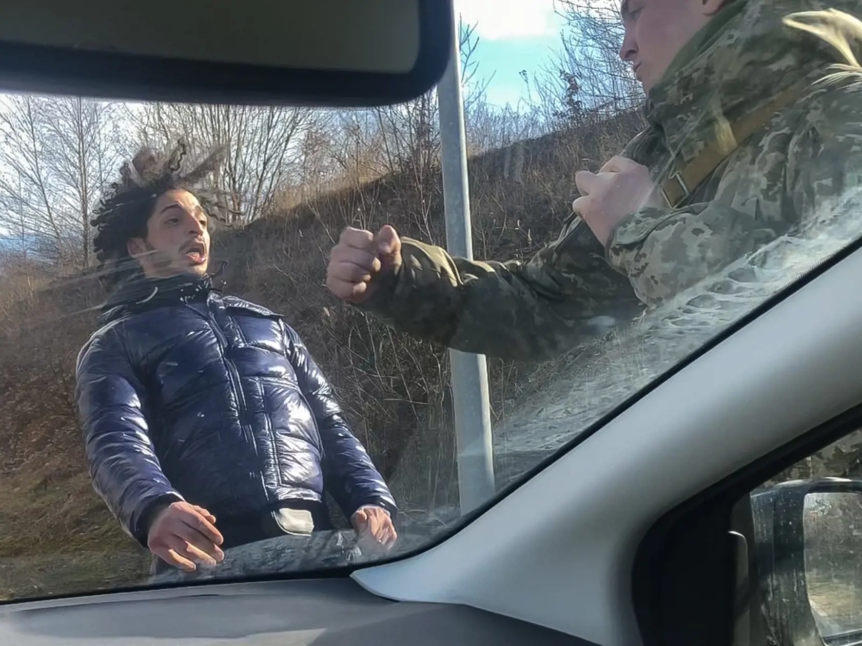 Vyšné Nemecké v pondelok 28.2. Člen ukrajinskej pohraničnej stráže chytil mladého muža. ktorý chcel prejsť na Slovensko mimo hraničného priechodu. Aj k takých situáciám tu dochádza.