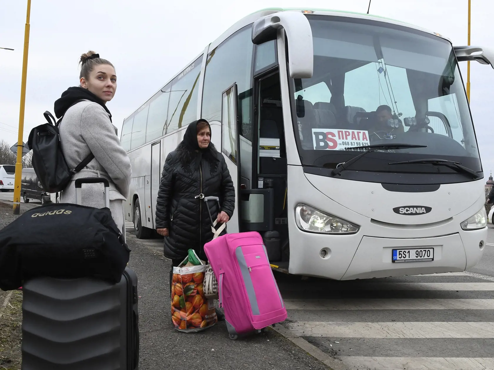 Utečenci z Ukrajiny za hraničným priechodom vo Vyšnom Nemeckom čakajú na odvoz do Českej republiky.