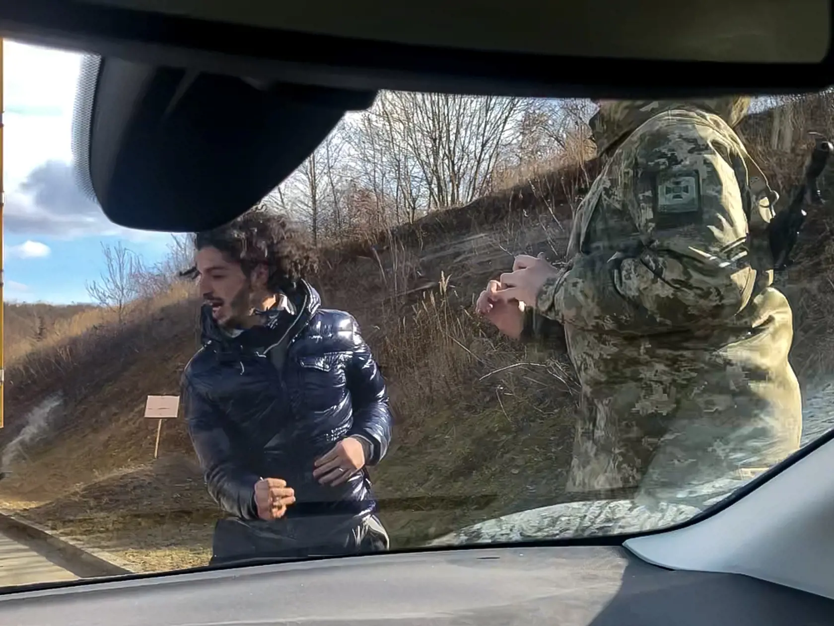 Vyšné Nemecké v pondelok 28.2. Člen ukrajinskej pohraničnej stráže chytil mladého muža. ktorý chcel prejsť na Slovensko mimo hraničného priechodu. Aj k takých situáciám tu dochádza.